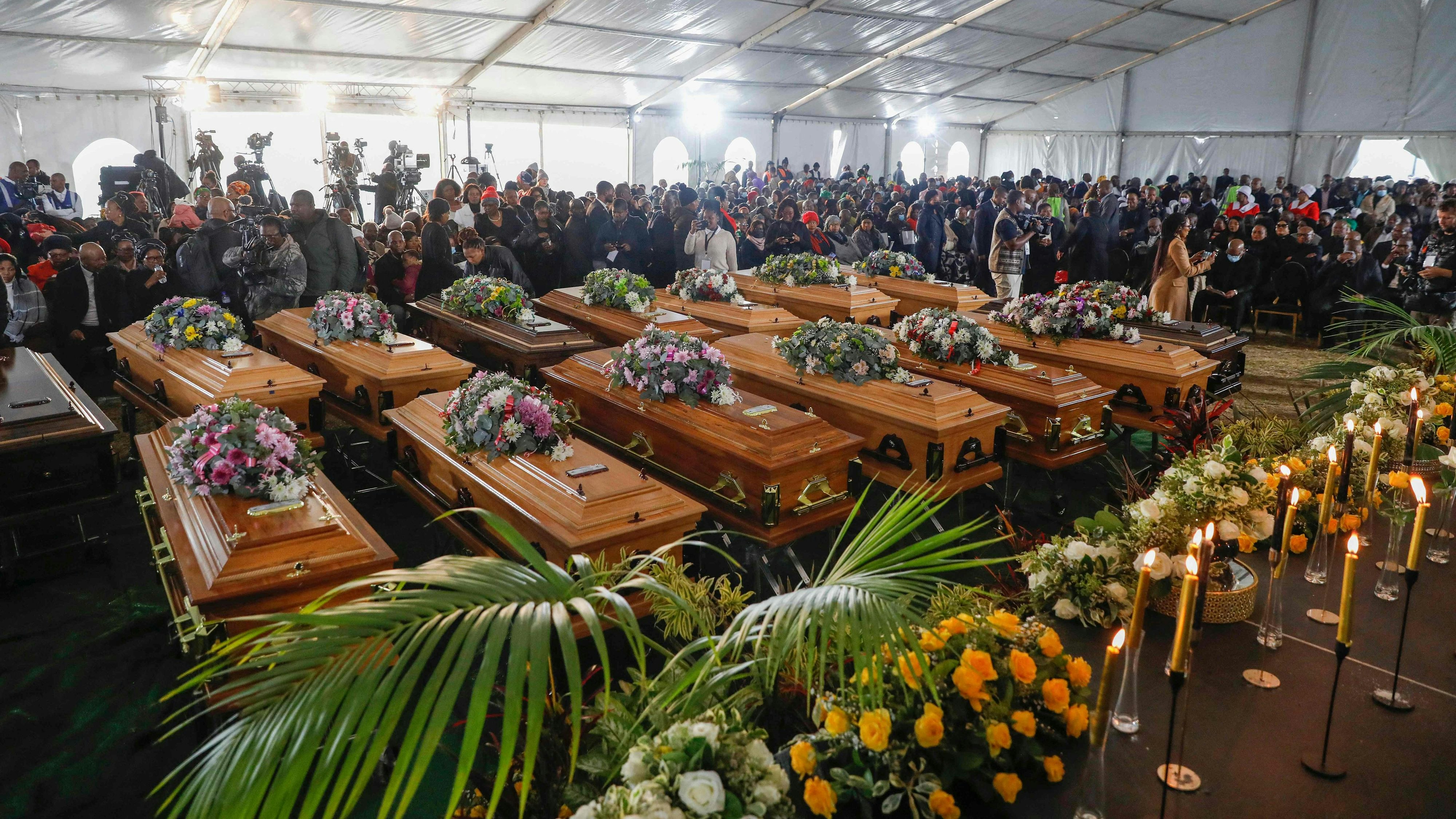 In einer Bar in Südafrika sind vor rund zweieinhalb Wochen 17 Leichen entdeckt worden. Vier weitere Jugendliche starben im Spital.