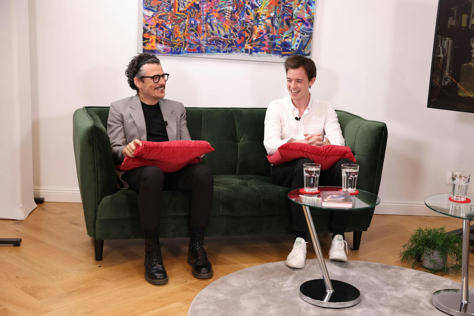 Manuel Rubey und Philipp Hansa machen es sich auf der Couch bequem