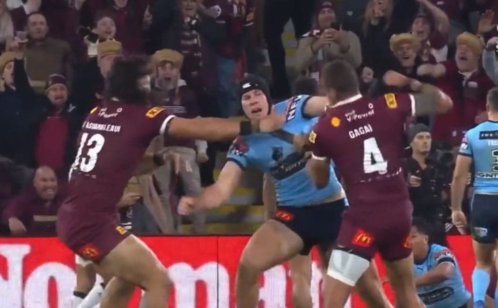 Dane Gagai schlägt wild auf Matt Burton ein. 