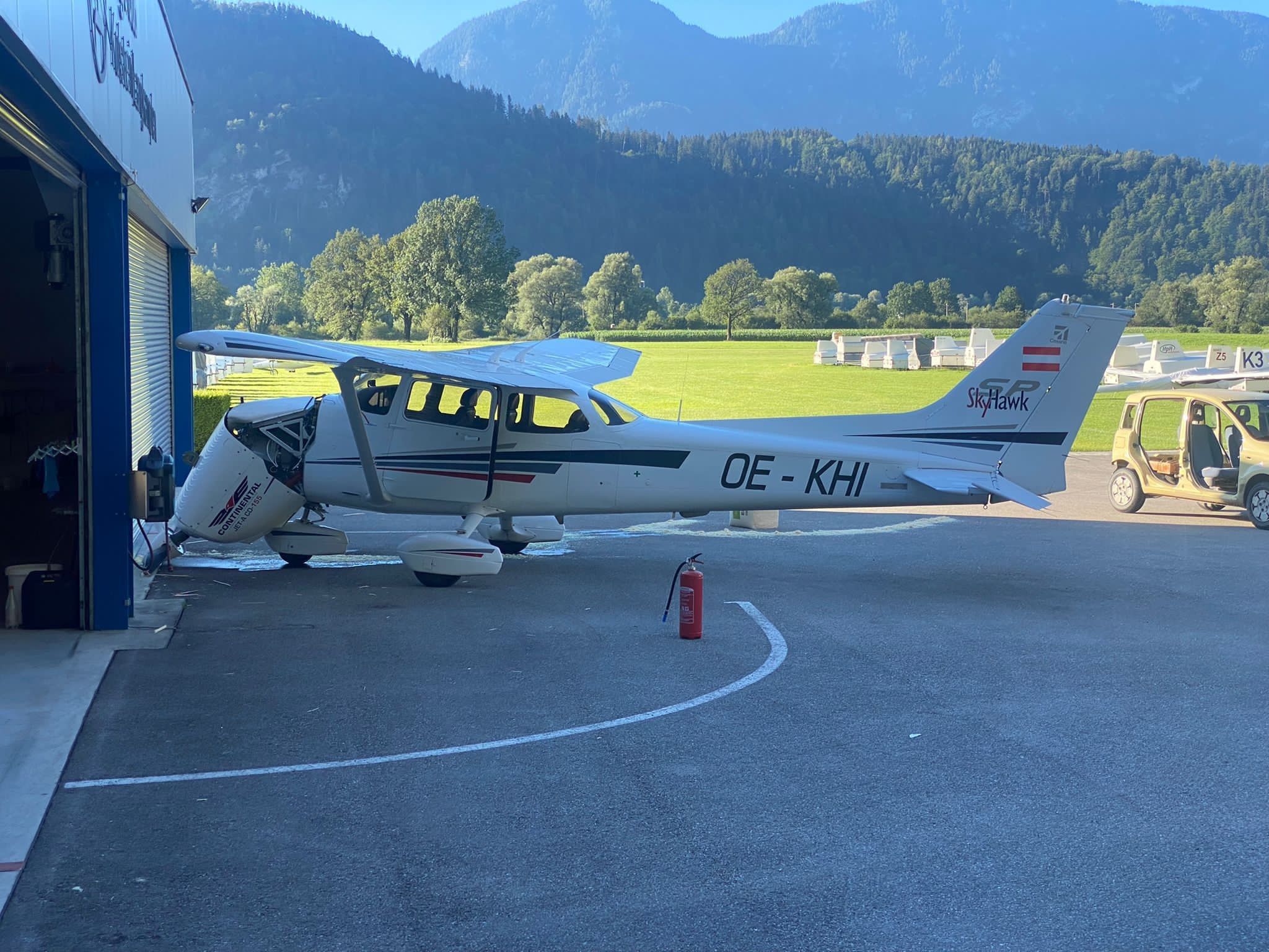 Zwei Kleinflugzeuge wurden bei dem mysteriösen Einbruch schwer beschädigt.