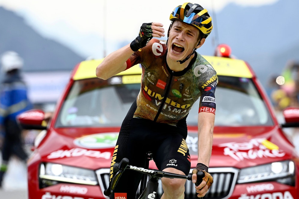 Jonas Vingegaard holt sich das Gelbe Trikot. 