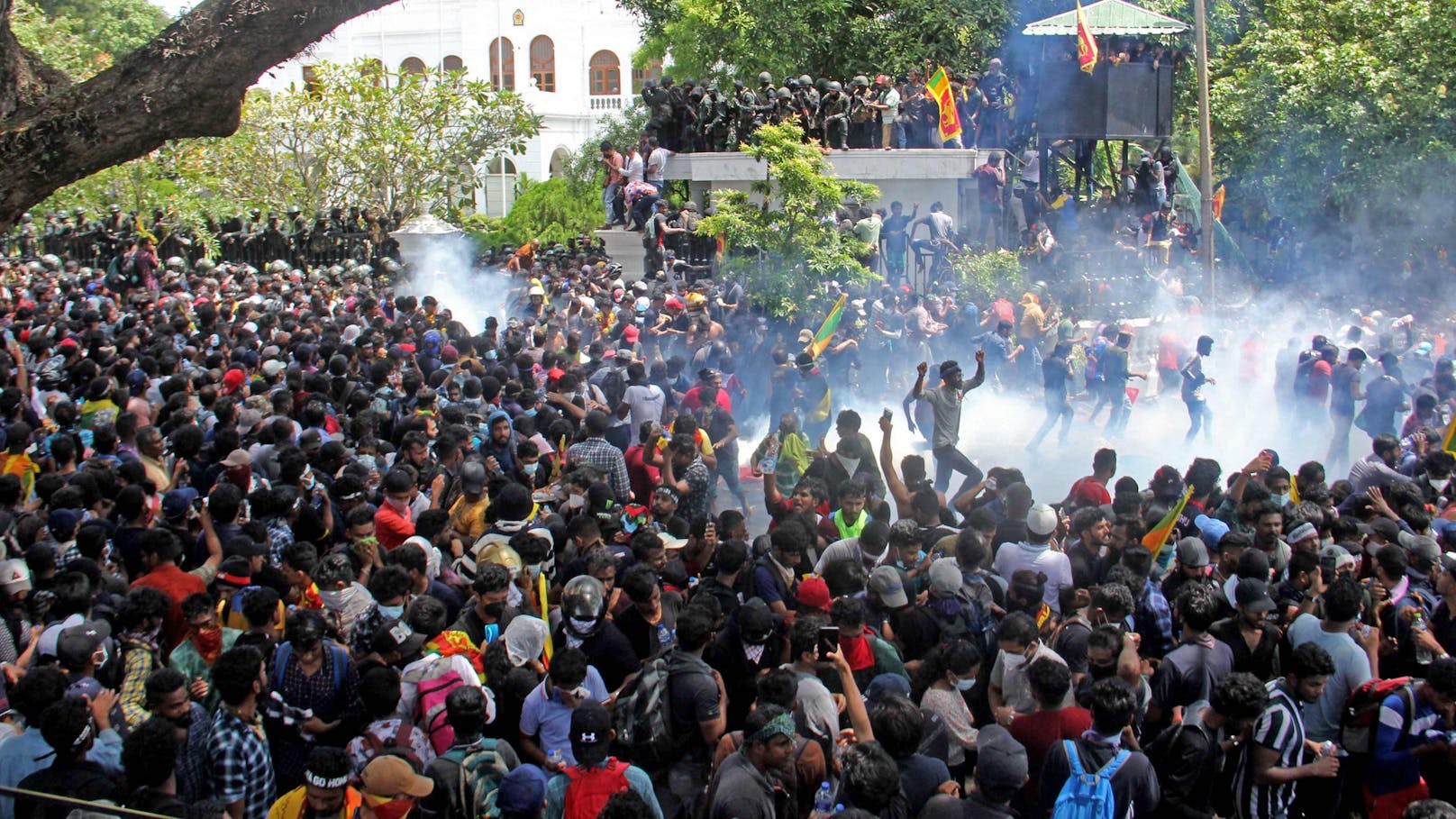 Der sri-lankische Präsident hat sich ins Ausland abgesetzt. In der Hauptstadt Colombo stürmten Demonstranten das Büro des Premierministers.