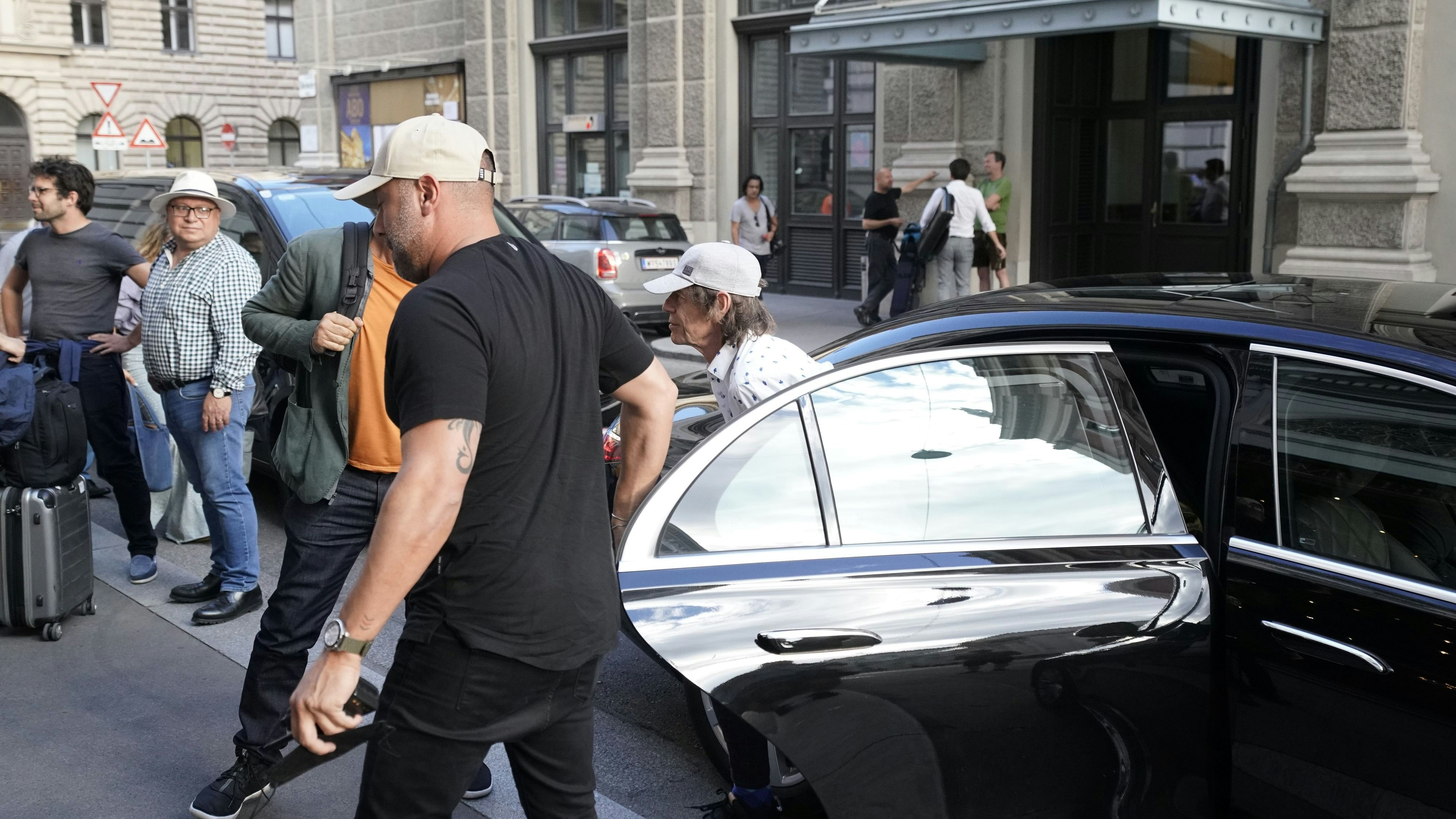 "Gimme Shelter": Jagger steigt  wortlos beim "Imperial" aus,  behütet von einem Bodyguard.