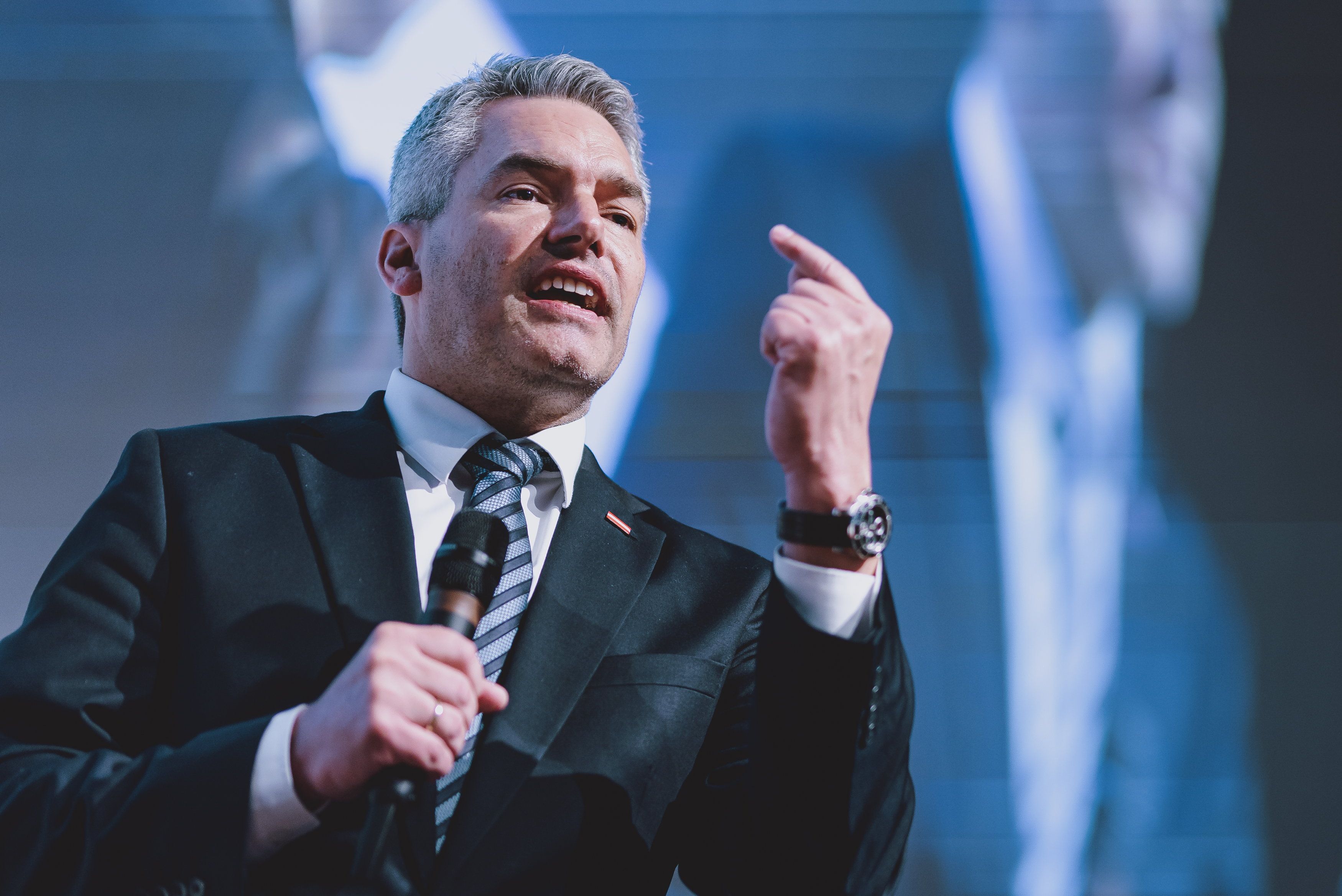 Ein – wohl missglückter – Witz bringt Kanzler Karl Nehammer nun international in die Schlagzeilen.