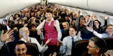 Sie ist die älteste Flugbegleiterin der Welt