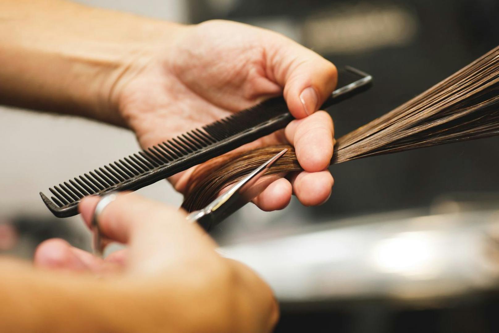 Wenn an deinen Haaren Spliss zu sehen ist, wird normalerweise so schnell wie möglich ein Friseur-Termin gebucht, um die Haarspitzen zu schneiden. Mit der "Hair-Dusting"-Methode musst du allerdings nicht auf Länge verzichten.