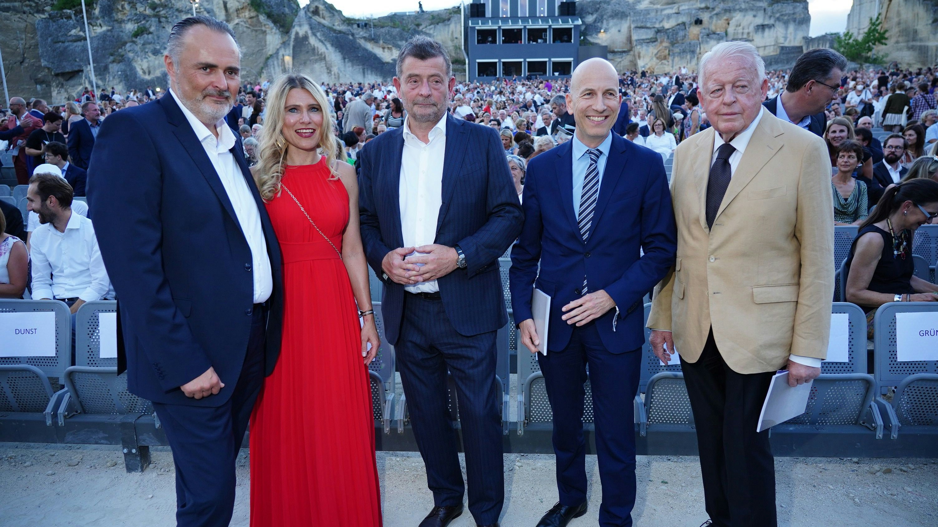 Geballte Prominenz: LH Doskozil mit seiner Julia, Stefan Ottrubay, Arbeitsminister Martin Kocher, Altkanzler Franz Vranitzky