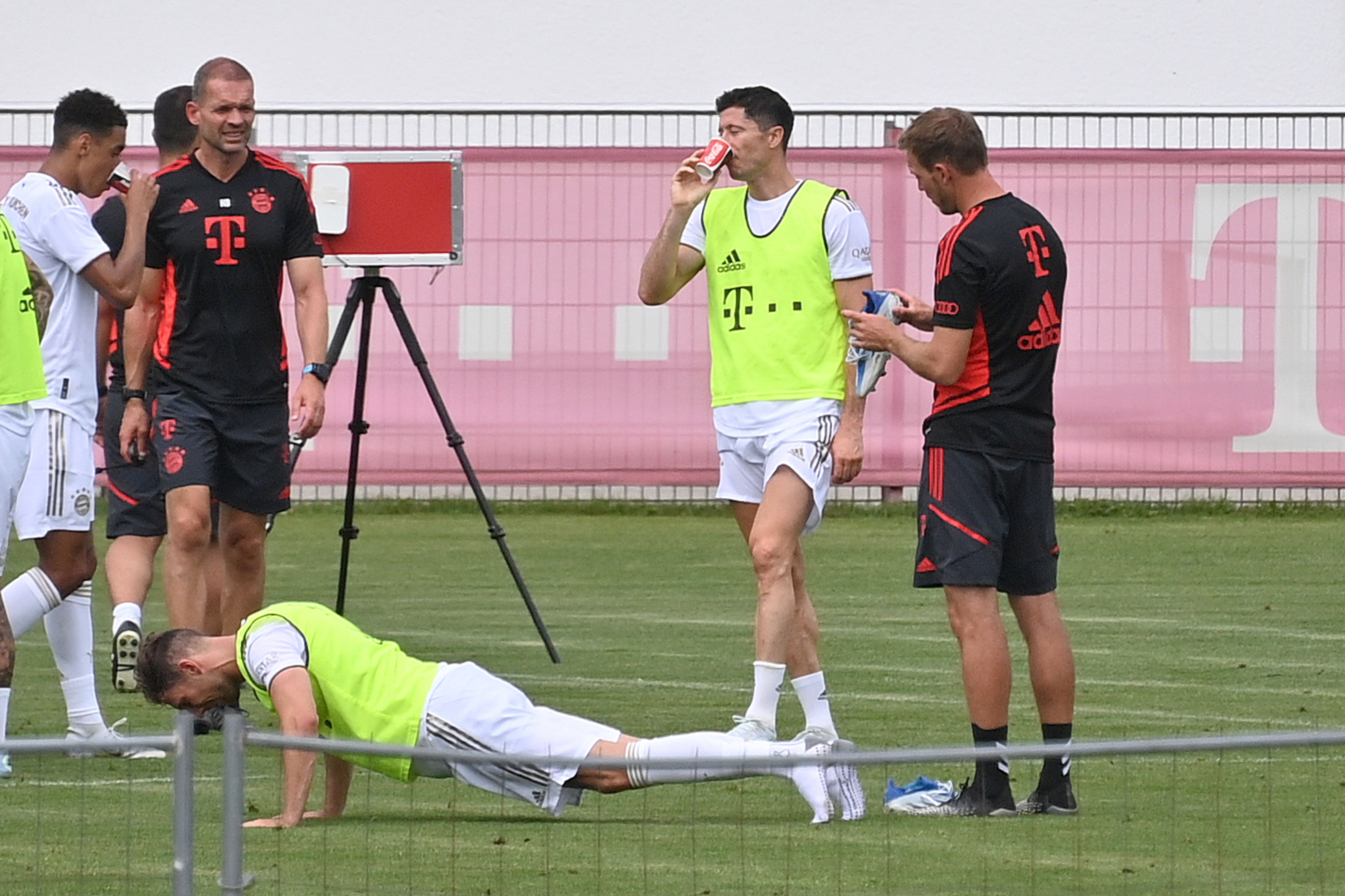 Während seine Teamkollegen nach einem verlorenen Spiel Liegestützte machen mussten, hielt sich Robert Lewandowski abseits. 