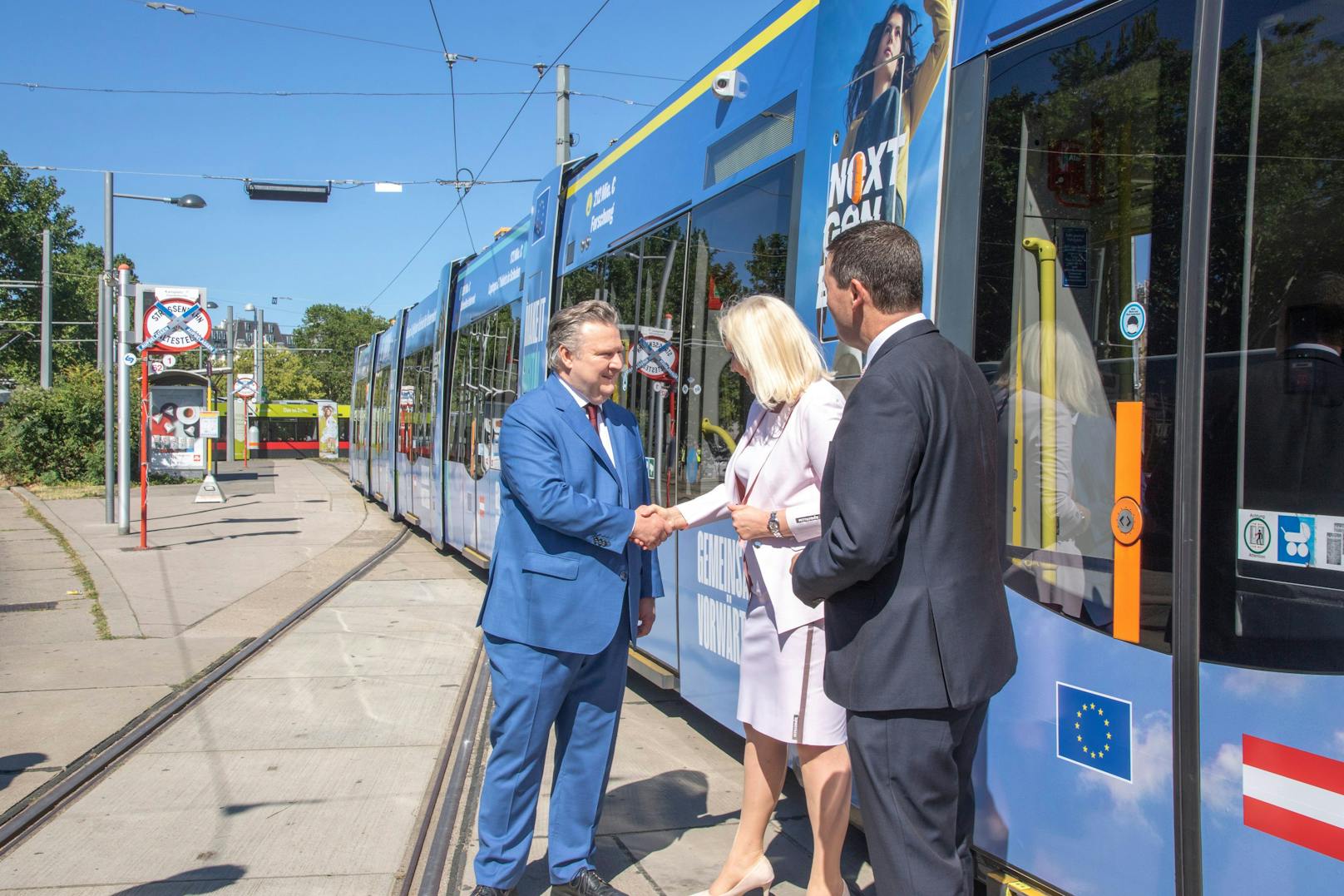 Bürgermeister Michael Ludwig taufte die neue Straßenbahn.