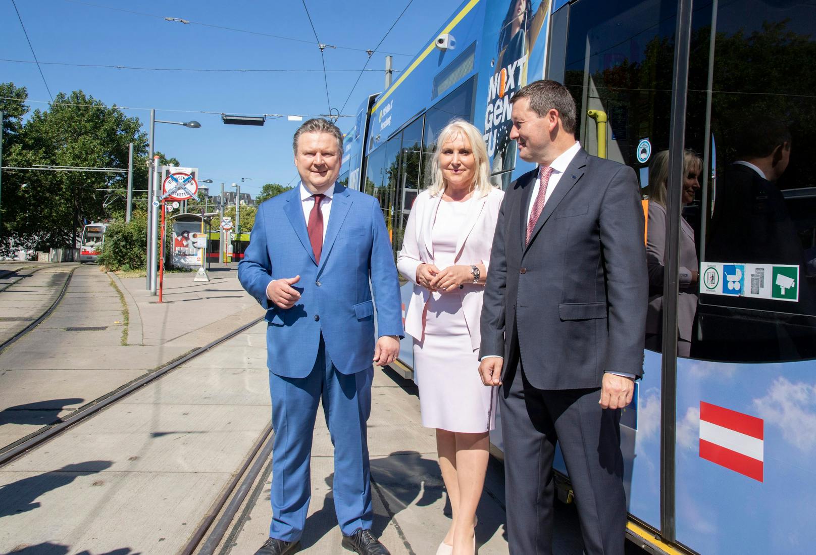 Bürgermeister Michael Ludwig,&nbsp;ÖVP-Delegationsleiterin im EU-Parlament Angelika Winzig und EU-Botschafter Martin Selmayr weihten die neue Wiener Straßenbahn ein.