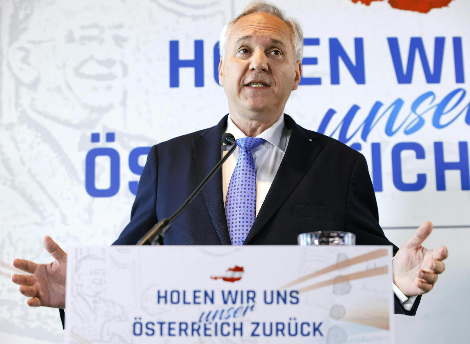 Fordert die Regierung zu unbürokratischer Hilfe auf: FPÖ-Bundespräsidentschaftskandidat Walter Rosenkranz.