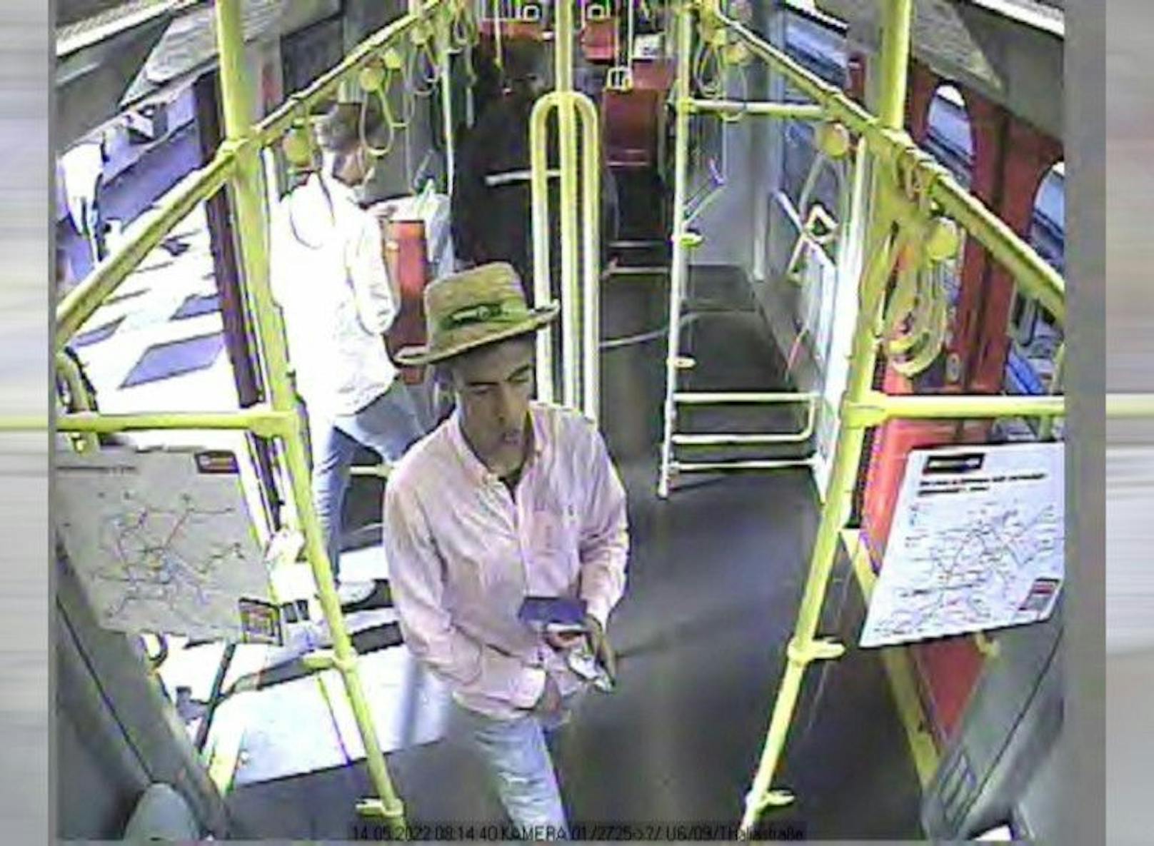 Der Mann auf den Fotos soll einen 28-Jährigen in einer Wiener U-Bahnstation mit einem Faustschlag attackiert und ihm das Handy geraubt haben.