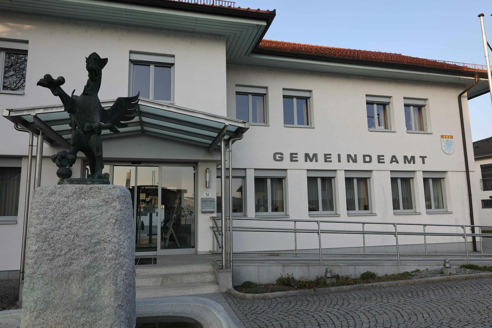 Im Gemeindeamt von Enzenkirchen laufen die LKA-Ermittlungen, der Schlussbericht wird ab Oktober präsentiert.