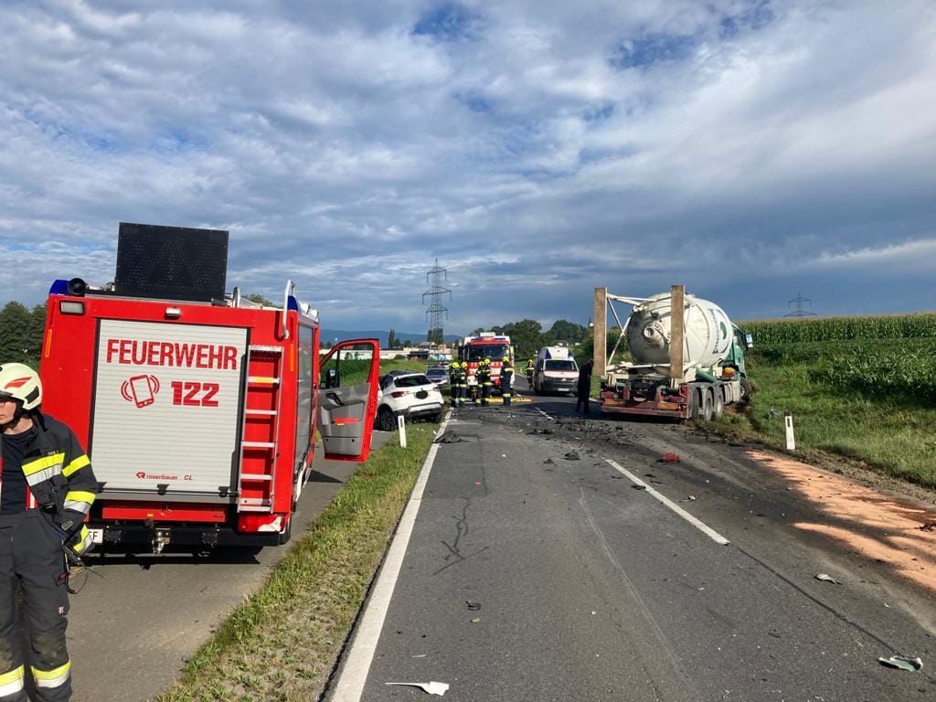 Bilder des Feuerwehr-Einsatzes nach einem tödlicher Verkehrsunfall in Preding am 14. Juli 2022.