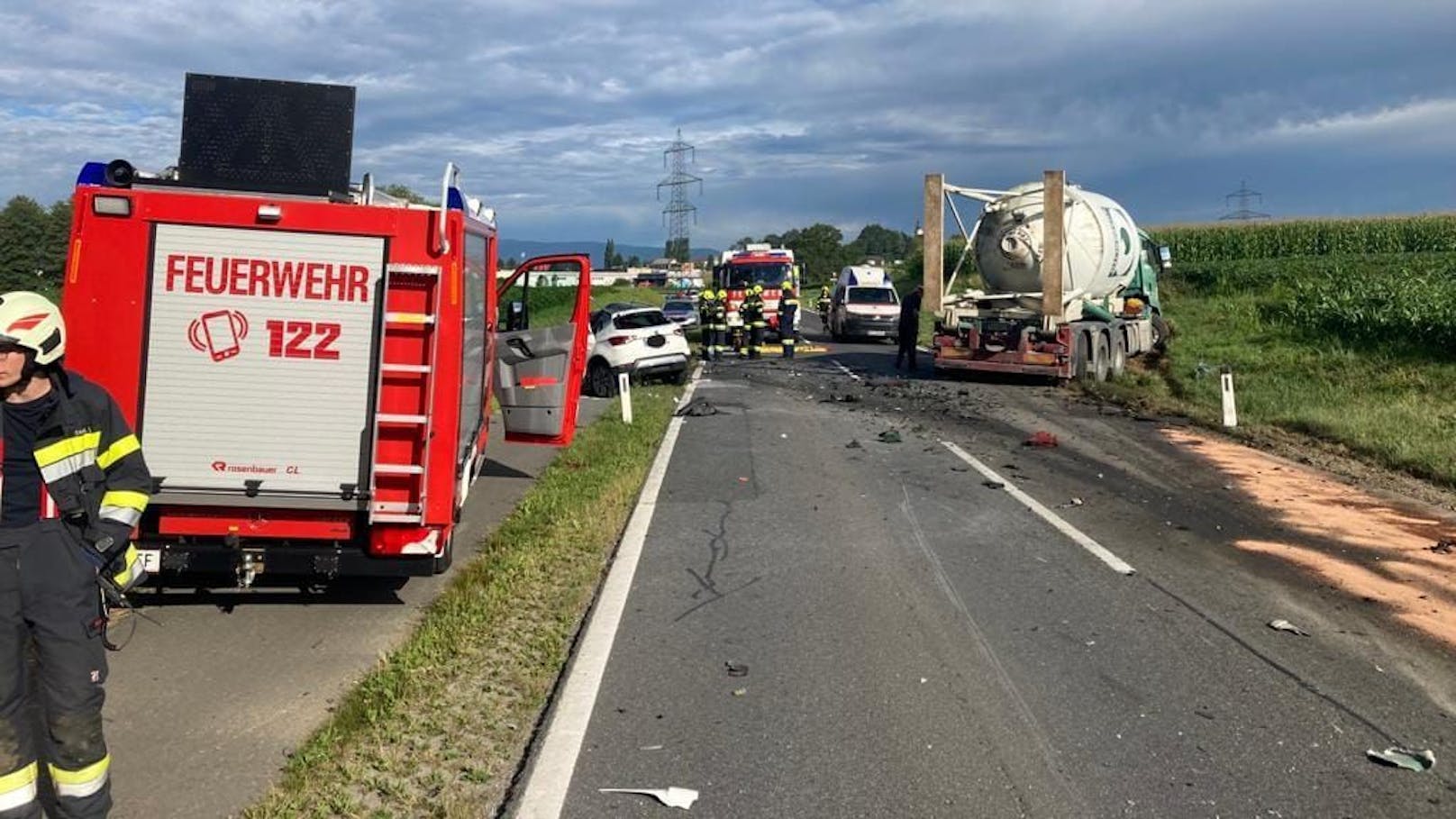 Bilder des Feuerwehr-Einsatzes nach einem tödlicher Verkehrsunfall in Preding am 14. Juli 2022.