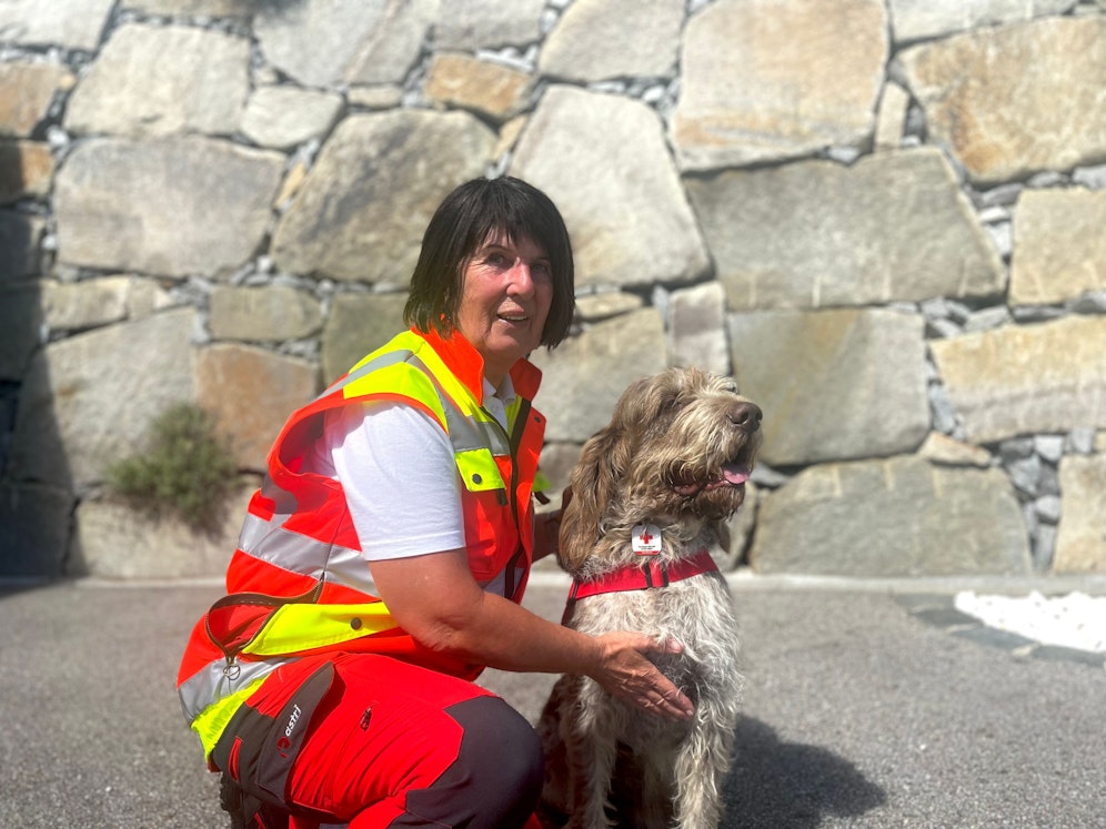Kornelia Wurm mit Spürhund 