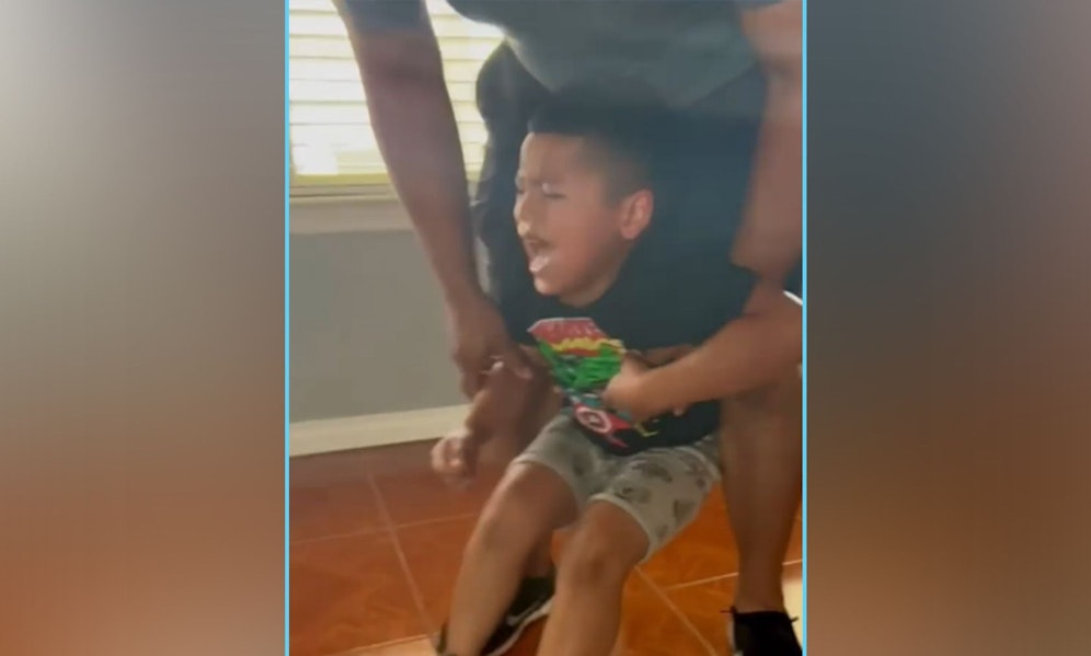 Gestrampel und Geschrei. Der kleine Bub hat panische Angst vor dem neuen Familienmitglied.