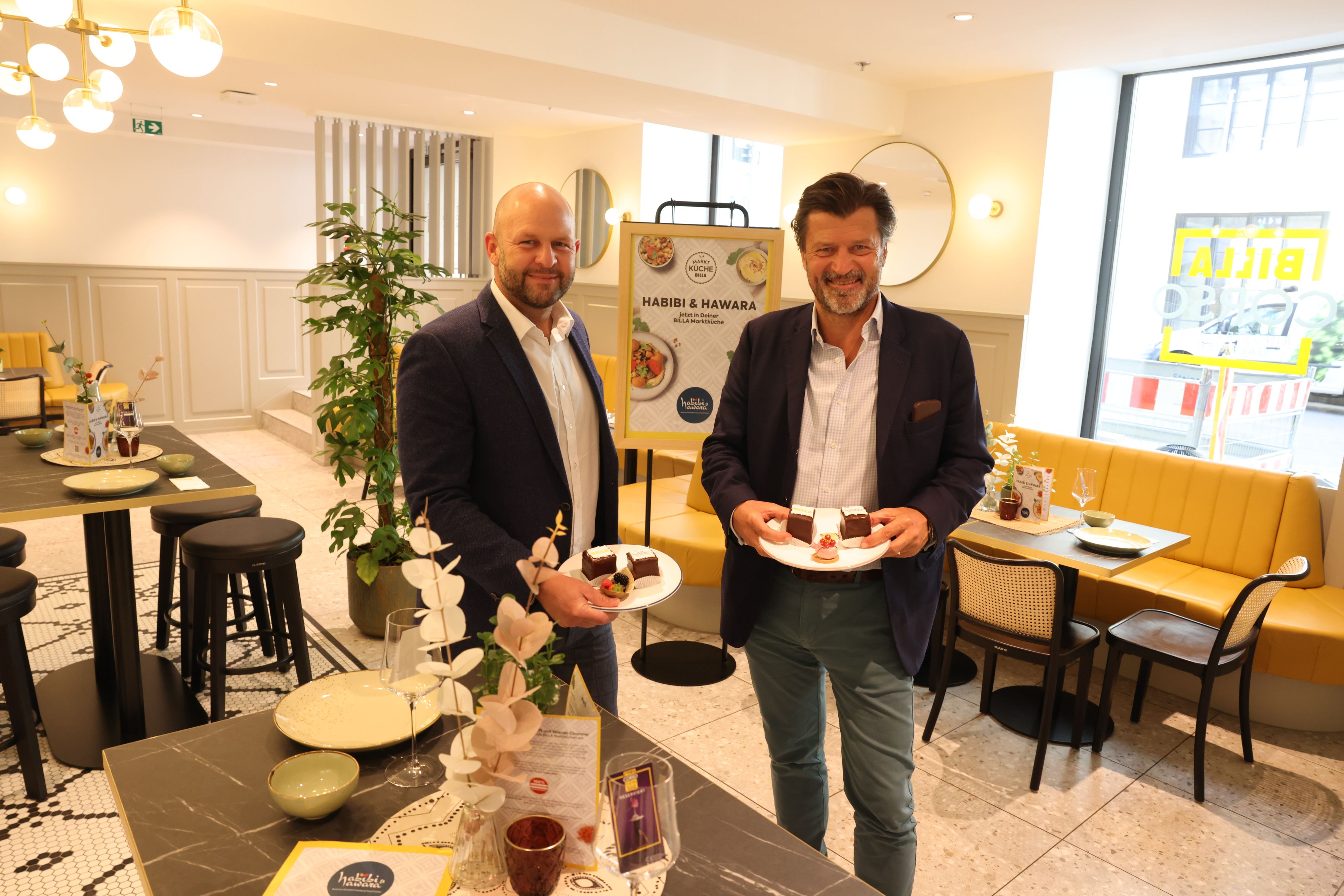 Billa-Vorstand Harald Mießner und&nbsp;Martin Rohla, Gründer von Habibi & Hawara, stellen die gemeinsame Kooperation vor.