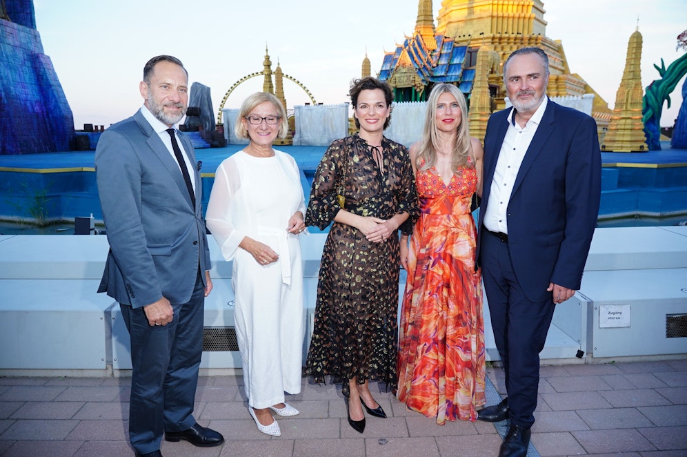 Michael Rendi und Hans Peter Doskozil an den Rändern von Johanna Mikl-Leitner, Pamela Rendi-Wagner und Doskozil Verlobter Julia.