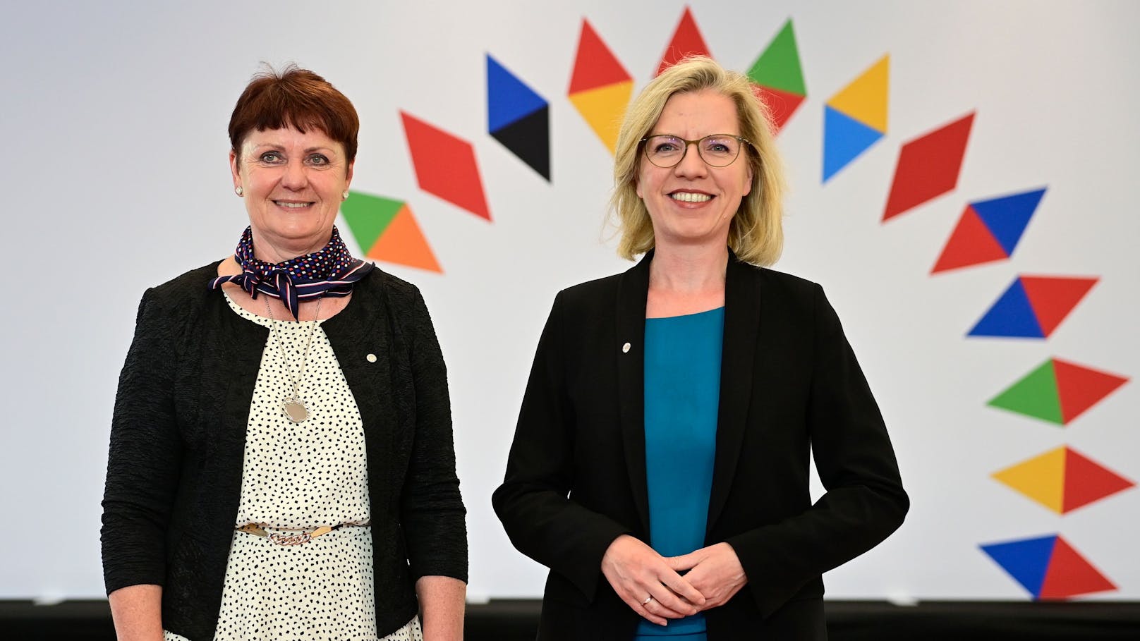 Tschechiens Umweltministerin Anna Hubackova und Leonore Gewessler am 13. Juli 2022.