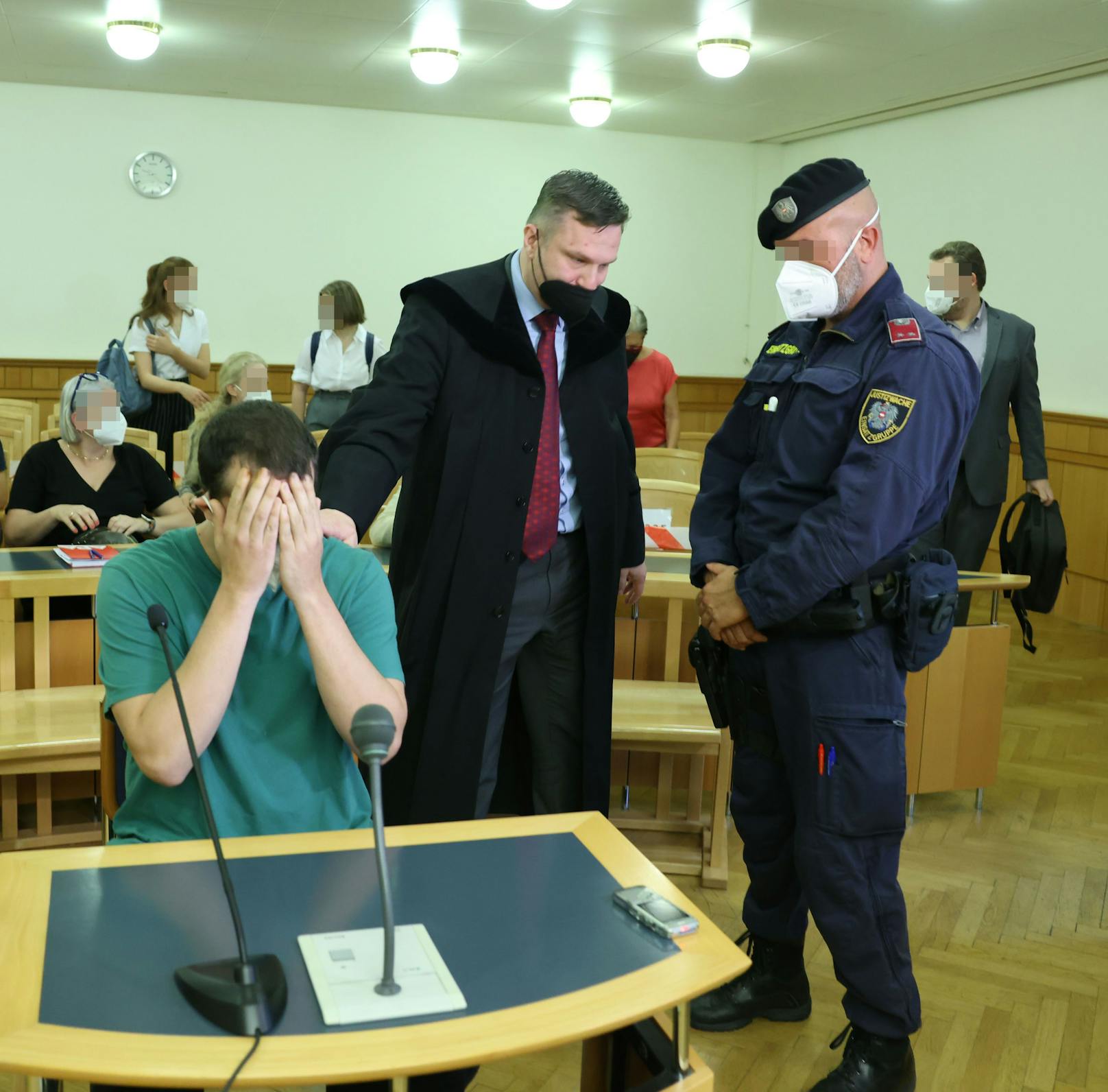 Der Betroffene verbarg die Hände vor seinem Gesicht, dahinter: Anwalt Arbacher-Stöger