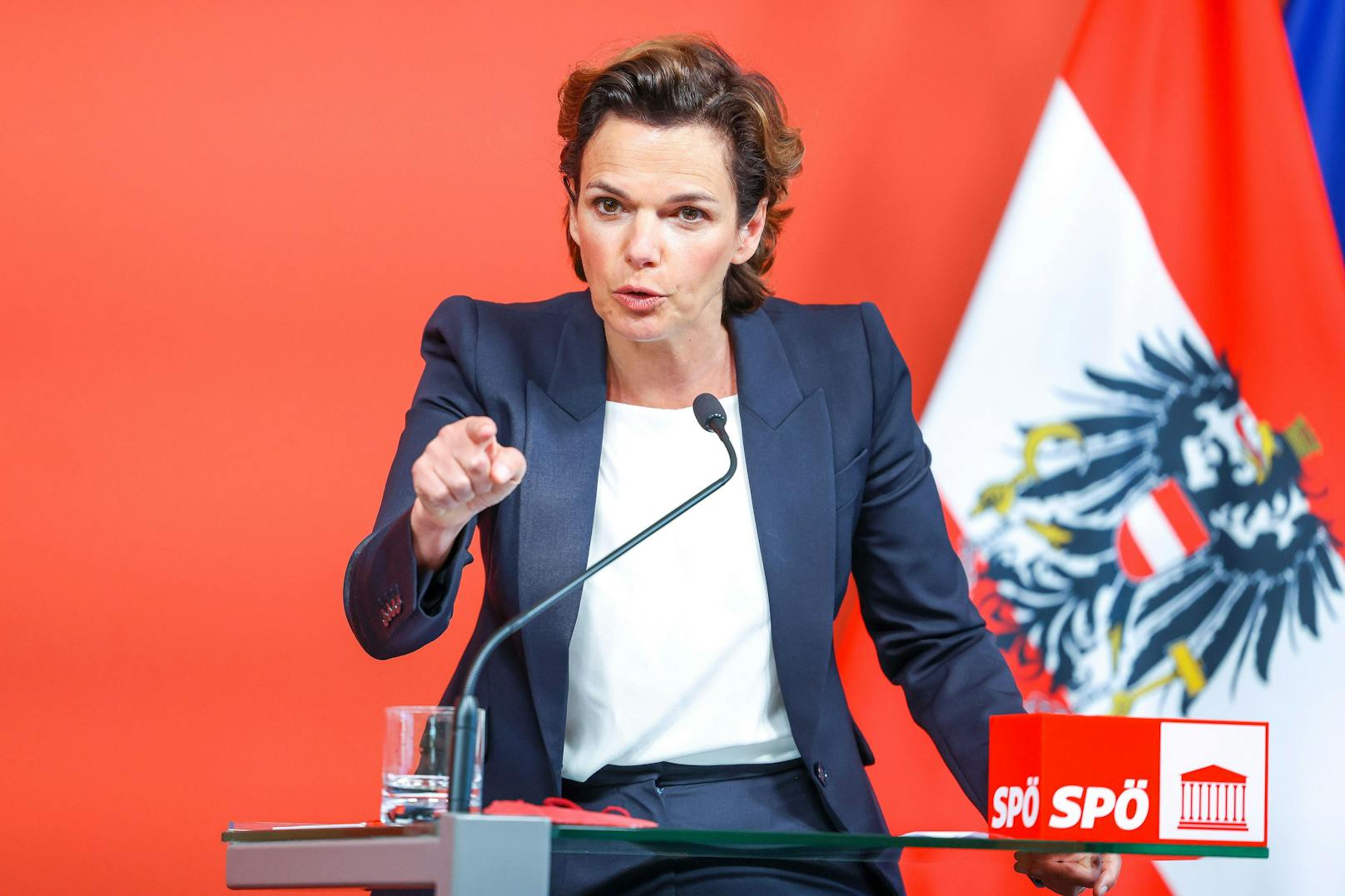 SPÖ-Chefin Pamela Rendi-Wagner fordert einen sofortigen Strompreisdeckel und die Abschöpfung von Unternehmensgewinnen.