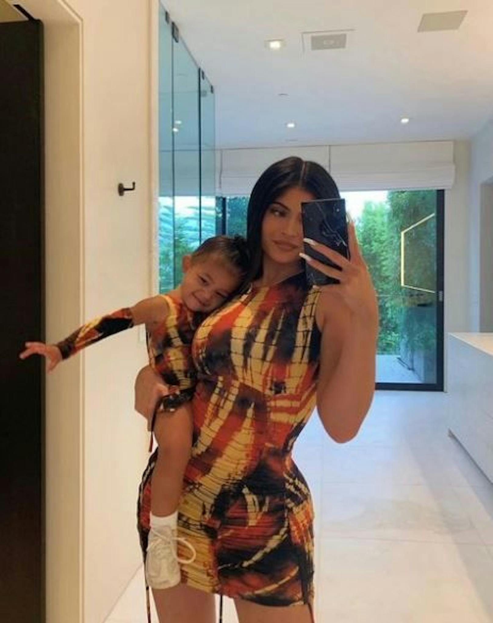 Kylie Jenner und ihre Tochter im Doppellook.