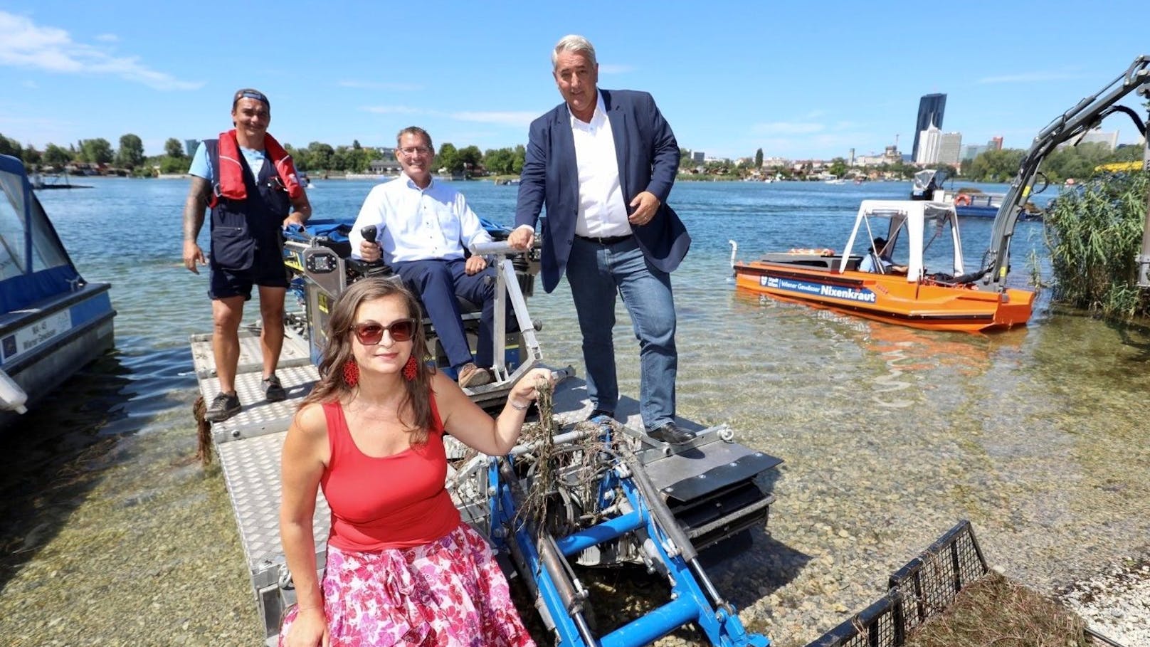 Stadträtin Ulli Sima mit den Bezirksvorstehern von Donaustadt und Floridsdorf, Ernst Nevrivy und Georg Papai (SPÖ), auf einem Mähboot an der Alten Donau.