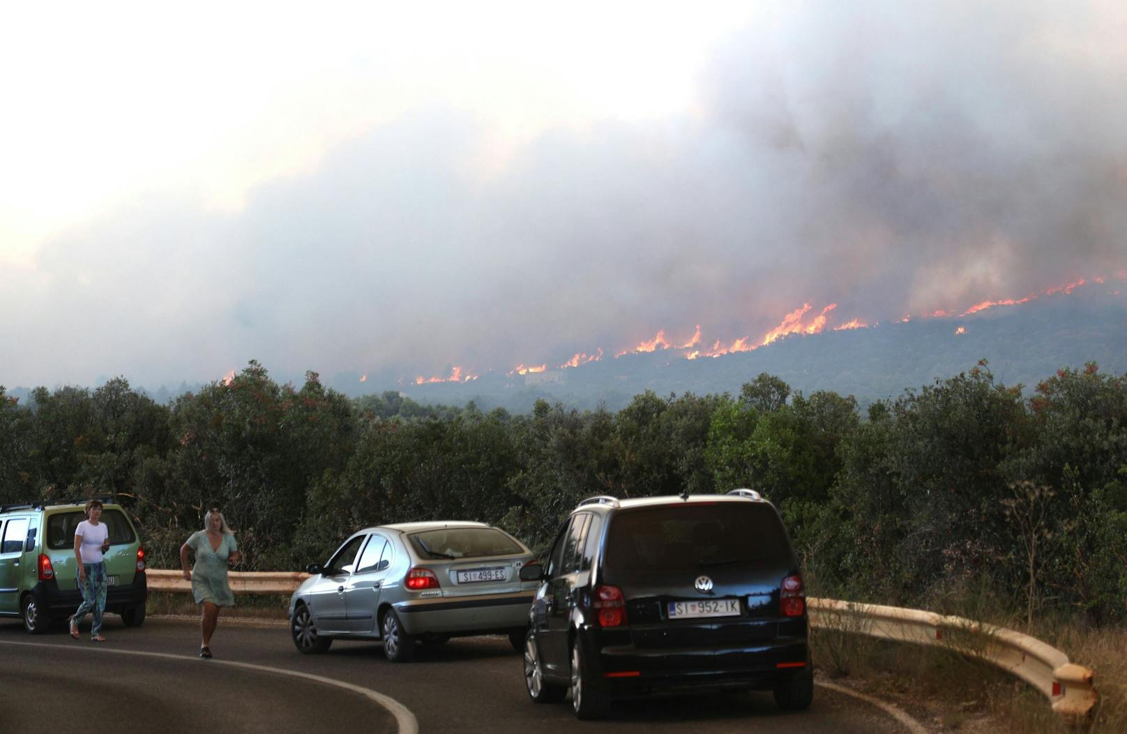 Das Feuer in der Region Sibenik breitete sich in Zaton bei Vodice aus. 