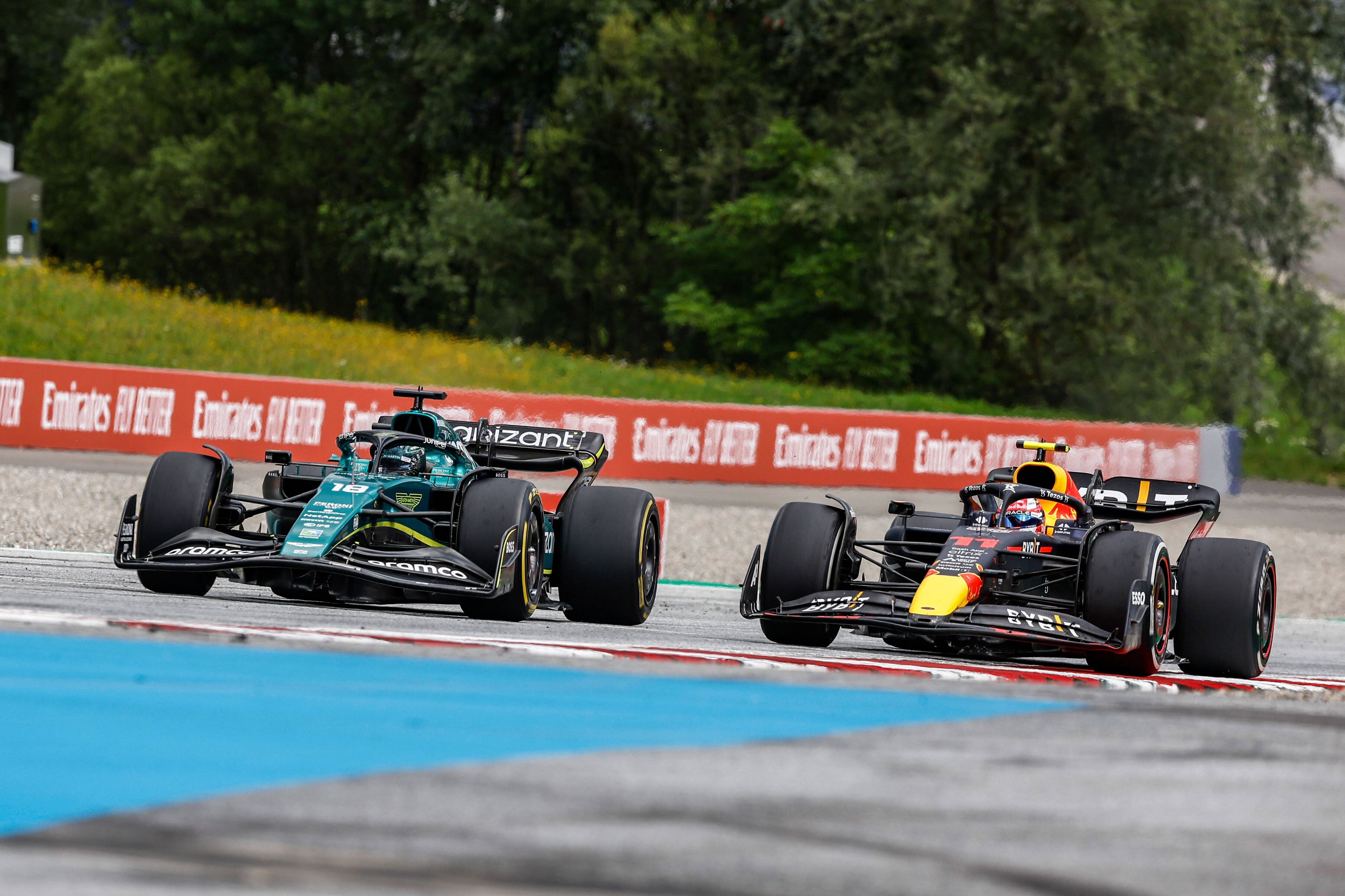 Lance Stroll (Aston Martin, l.) im Zweikampf mit Sergio Perez (Red Bull).