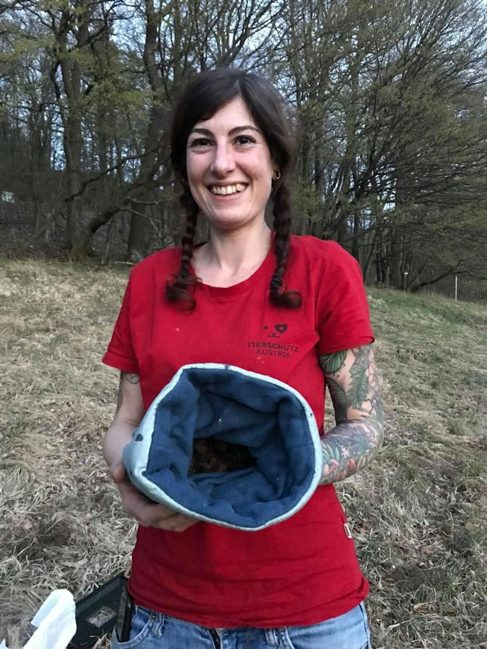 Fledermaus-Expertin Katharina Leibezeder ist in diesem Sommer Tag und Nacht für die scheuen Tiere im Einsatz.