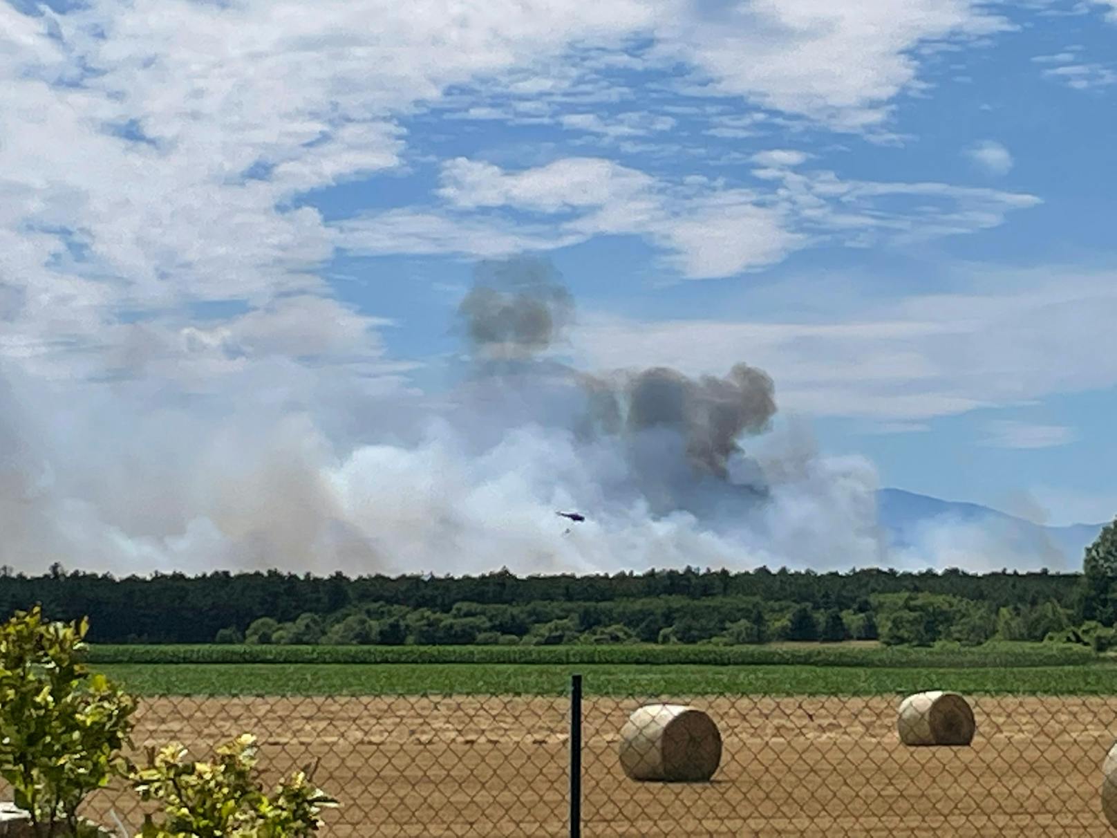 Mit Hubschraubern versuchen die Einsatzkräfte, das Feuer zu bändigen.