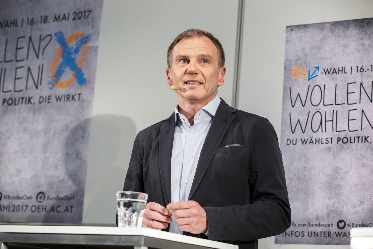 Heute.at - Armin Wolf als Bub zum Biertrinken gezwungen