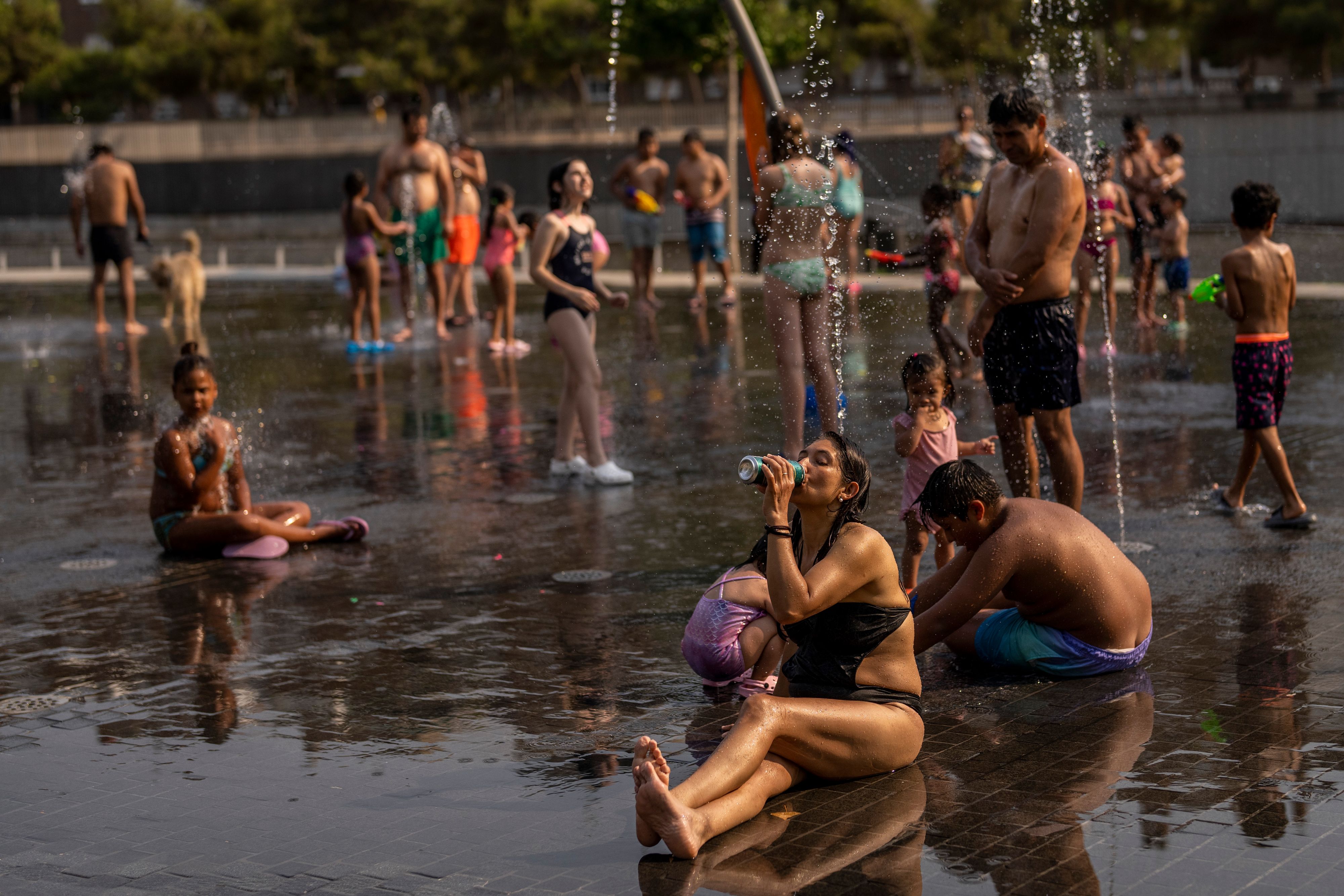 Menschen suchen Abkühlung in Madrid.