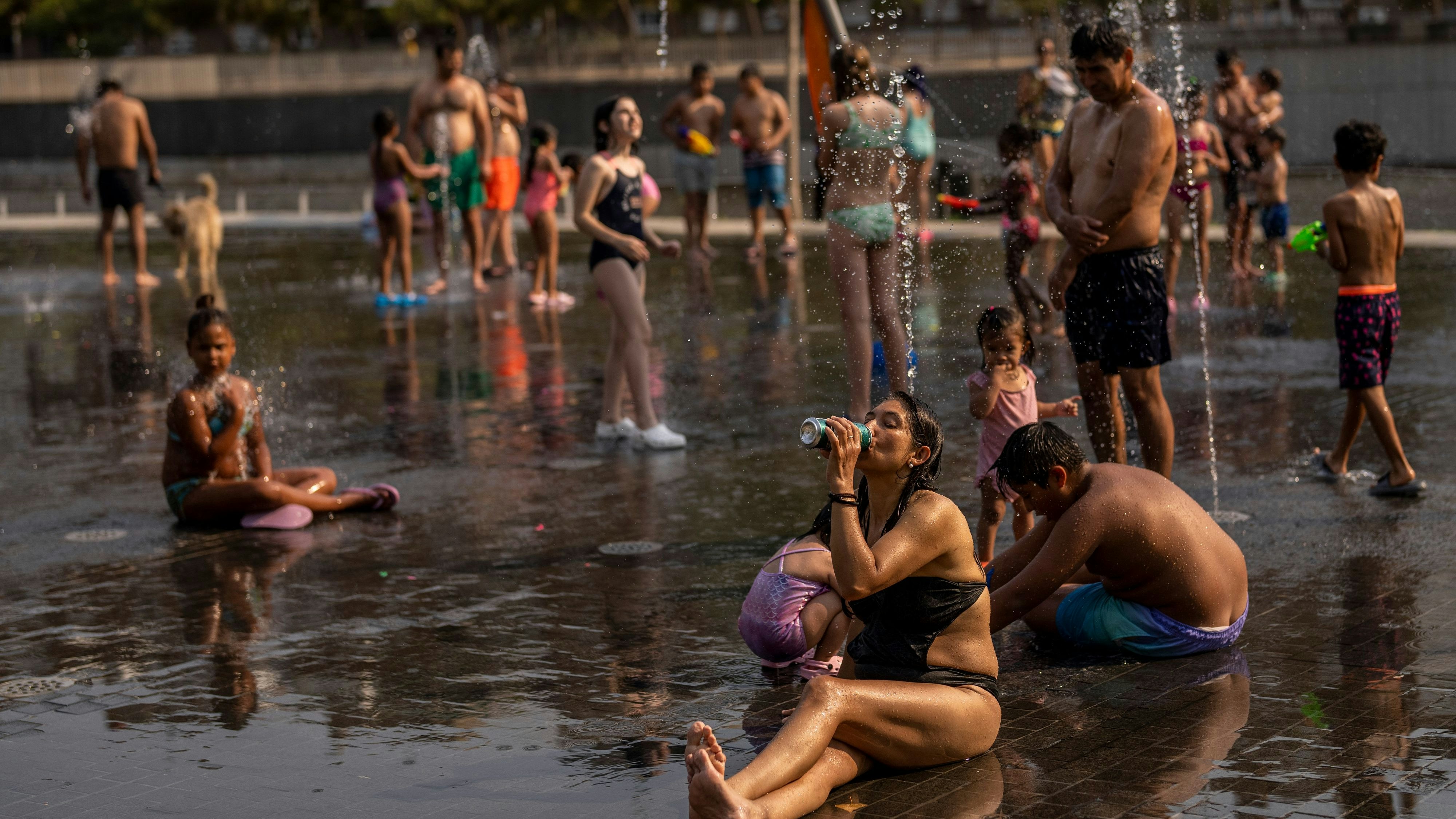 Menschen suchen Abkühlung in Madrid.