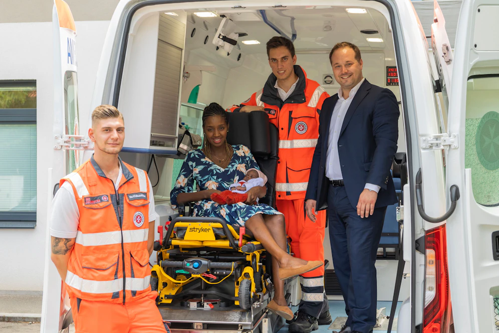 Die kleine Aisha hatte es eilig: Als ihre Mutter mit Bauchschmerzen Hilfe suchend in die Bezirksvorstehung Döbling ging, war das Team gleich um Bezirkschef Daniel Resch (re.) gleich zur Stelle.