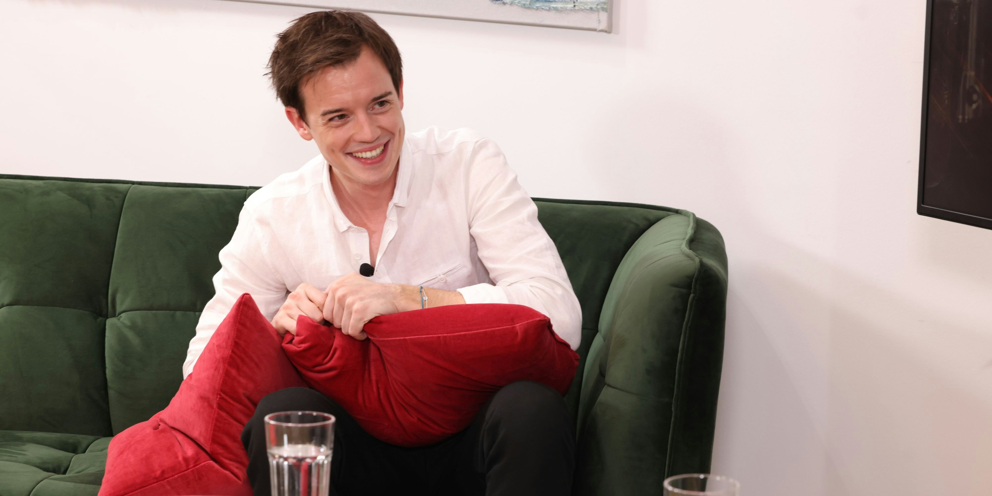 Die beiden Pölster sind übrigens Gabi Hiller und Paul Pizzera - seine "Hawi"-Kollegen