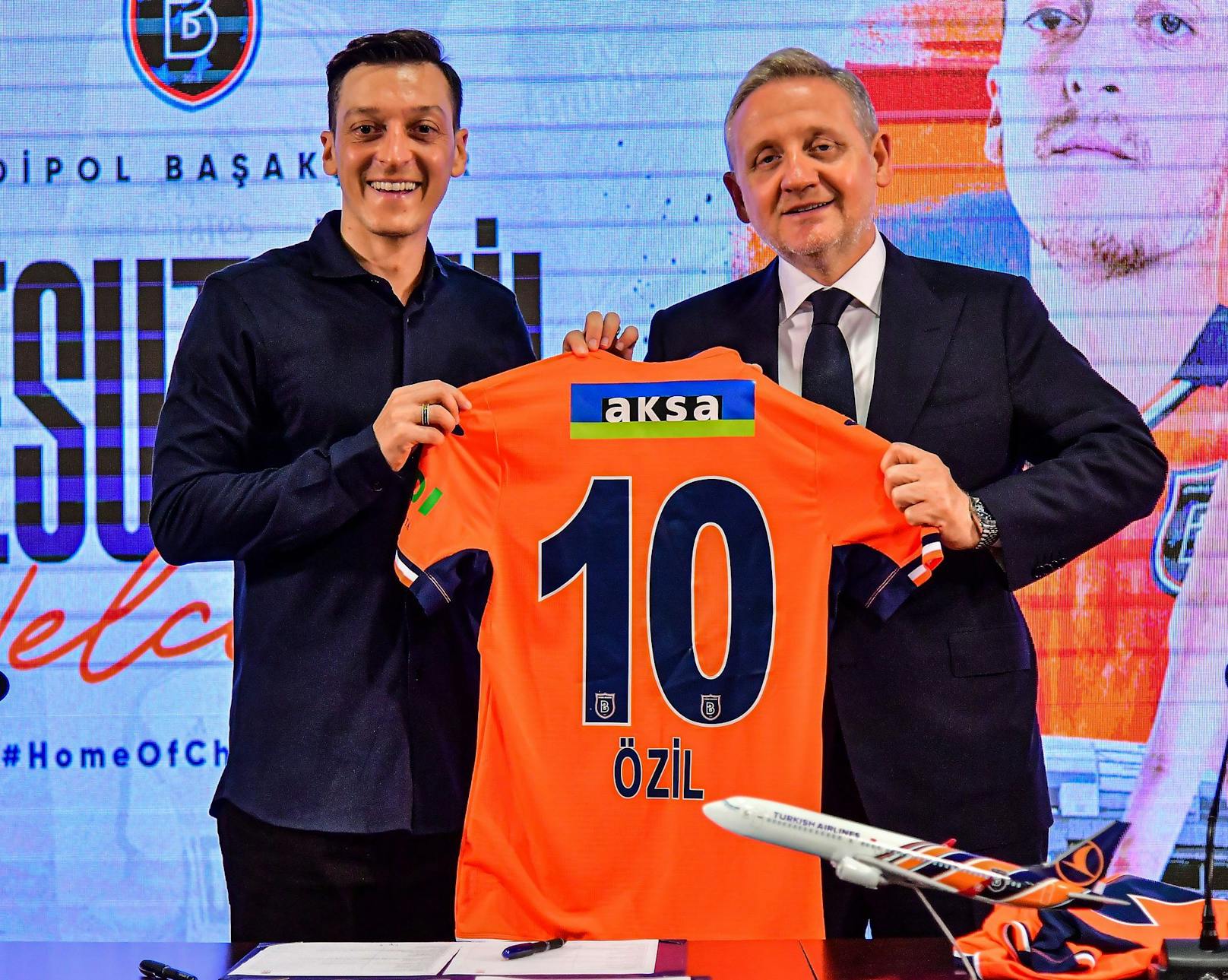 Mesut Özil wechselt zu Istanbul Basaksehir. 