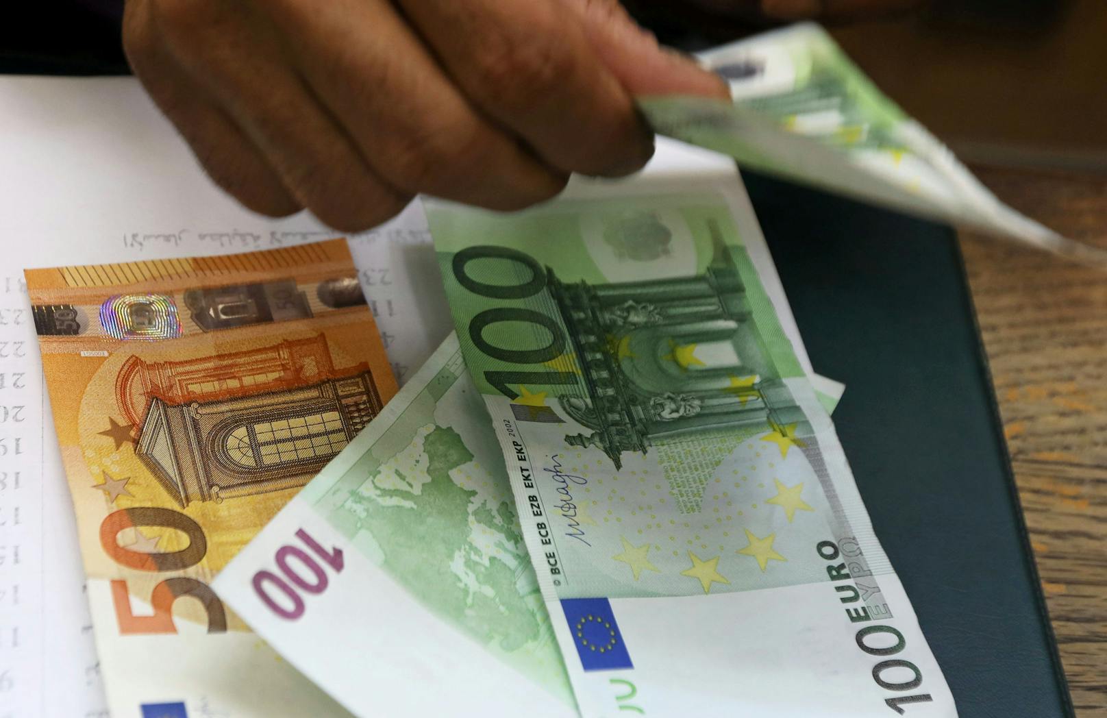 Ein Euro kostet aktuell rund einen Schweizer Franken oder einen US-Dollar.