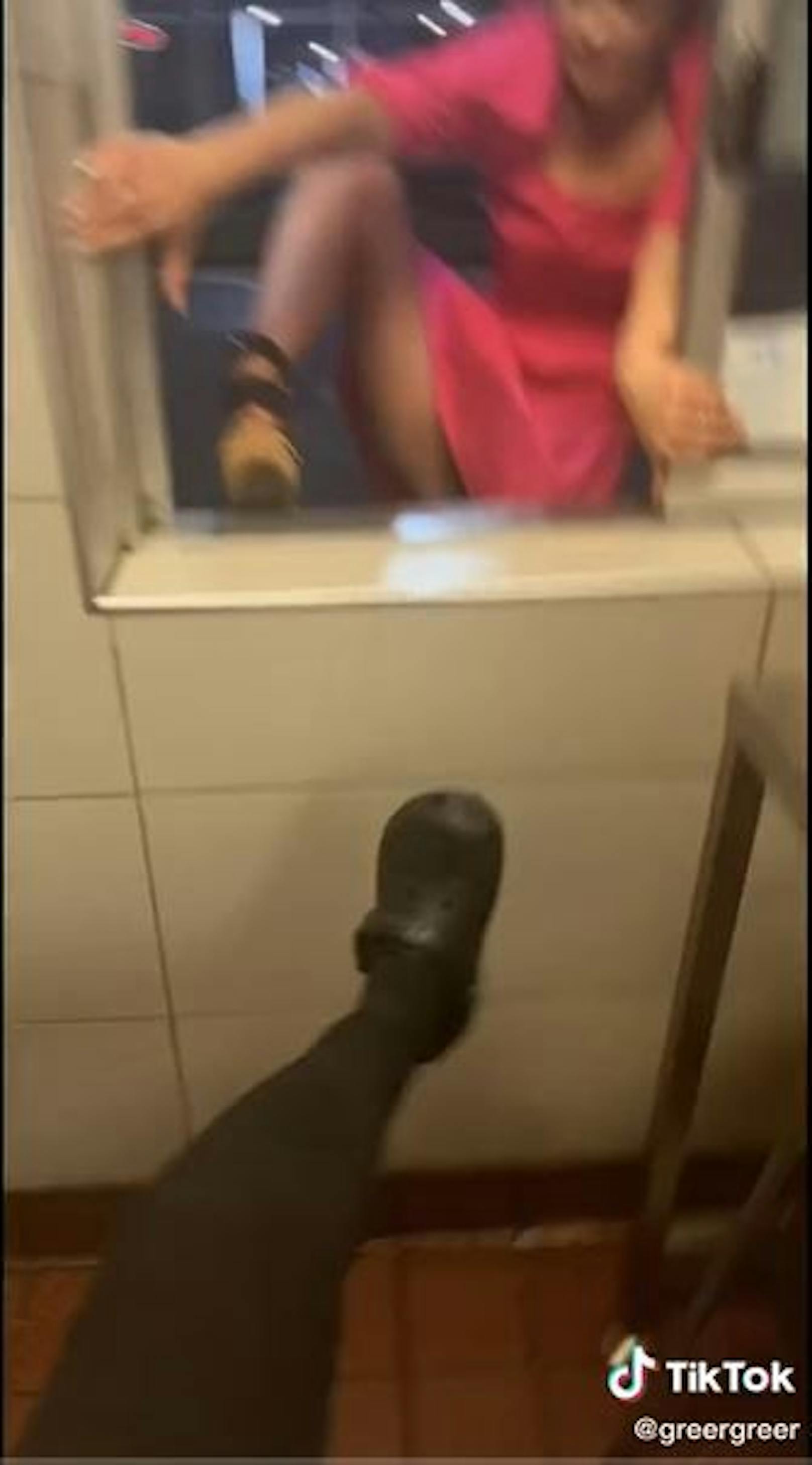 Sie klettert kurzerhand in Kleid und High Heels durch das Drive-Thru-Fenster, um in die Küche zu gelangen.