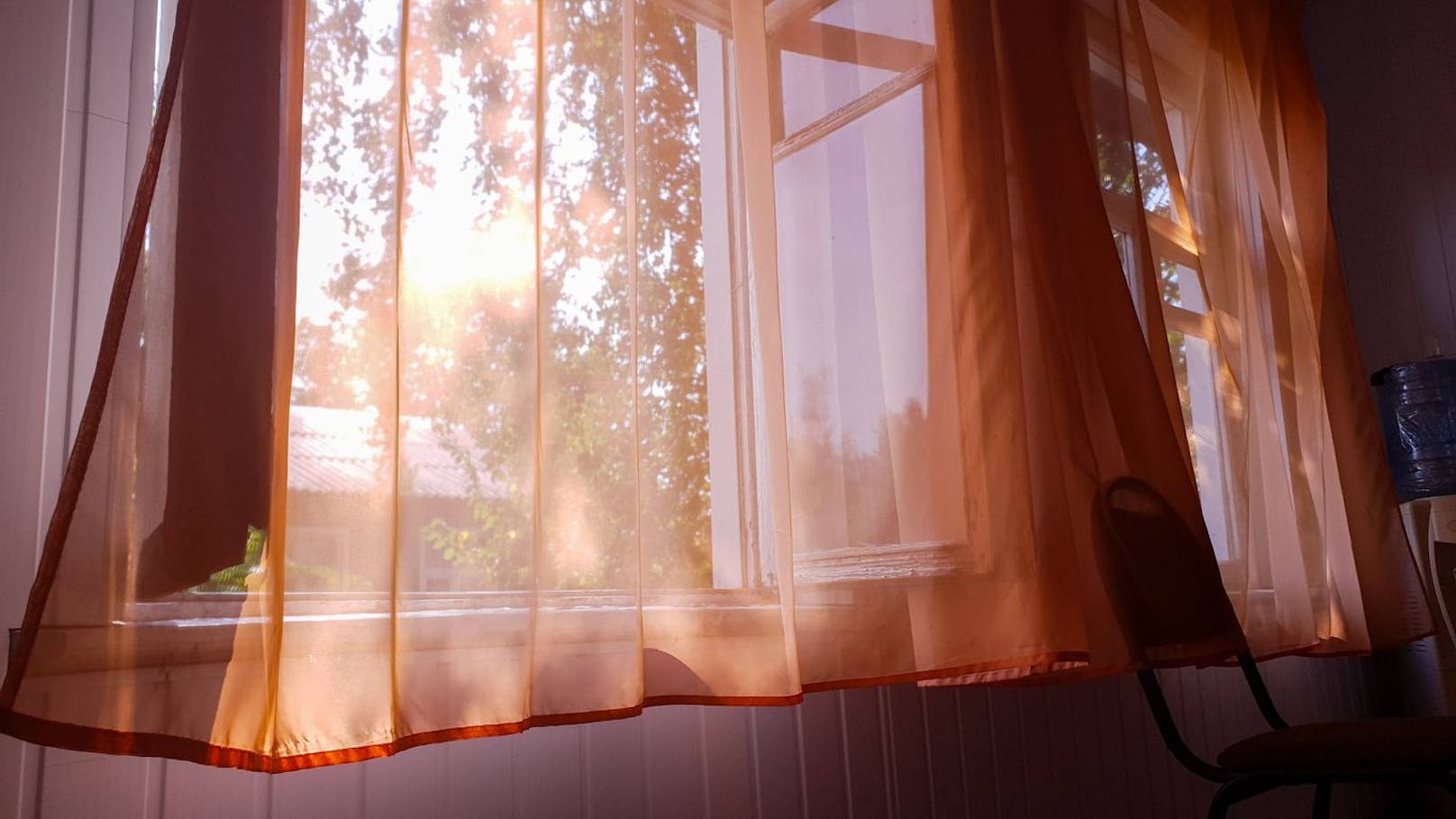 Am idealsten ist es, wenn du Morgens oder Abends deine Fenster öffnest. Zu diesen Zeiten ist es besonders kühl und du lässt keine stickige Luft hinein.