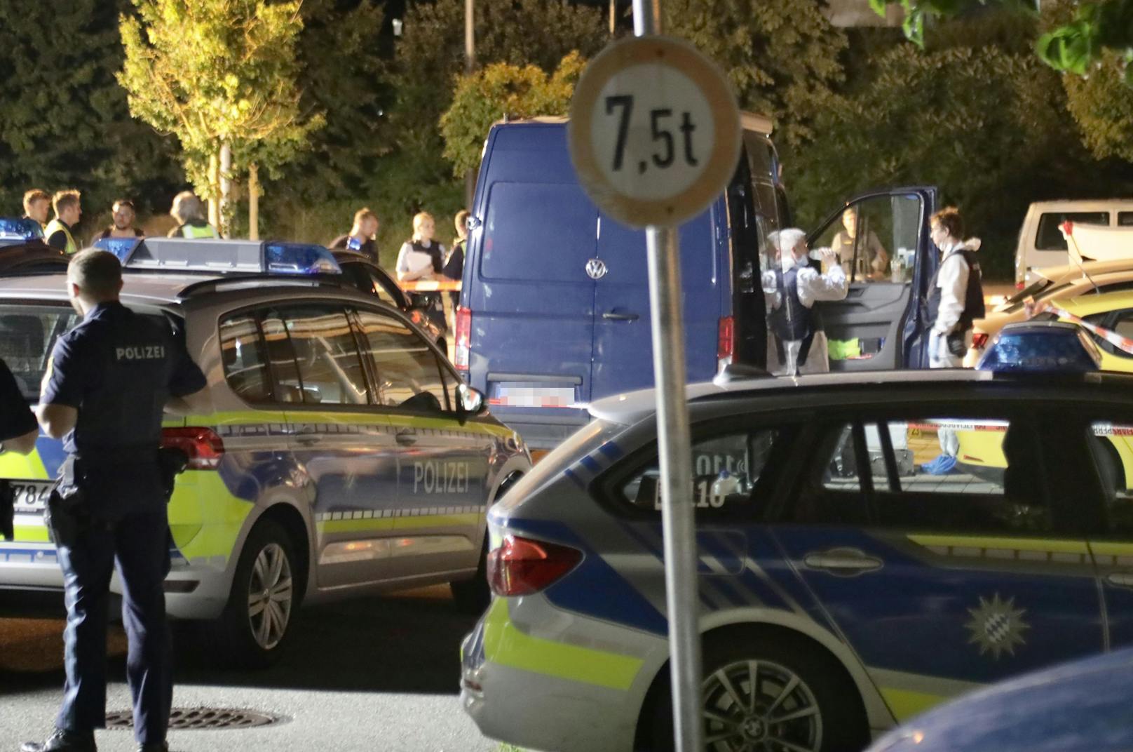 In Burghausen (Oberbayern) ist ein Mann erschossen worden. Der Tatverdächtige floh mit dem Auto nach Österreich – er konnte im Innviertel festgenommen werden.