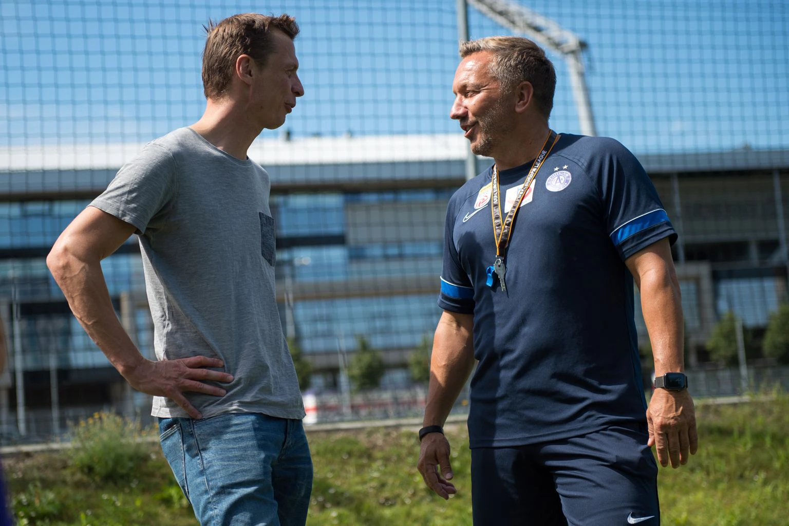 Kabarettist Klaus Eckel beim Fachsimpeln mit Austria-Coach Manfred Schmid. 