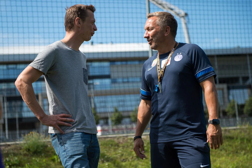 Kabarettist Klaus Eckel beim Fachsimpeln mit Austria-Coach Manfred Schmid. 