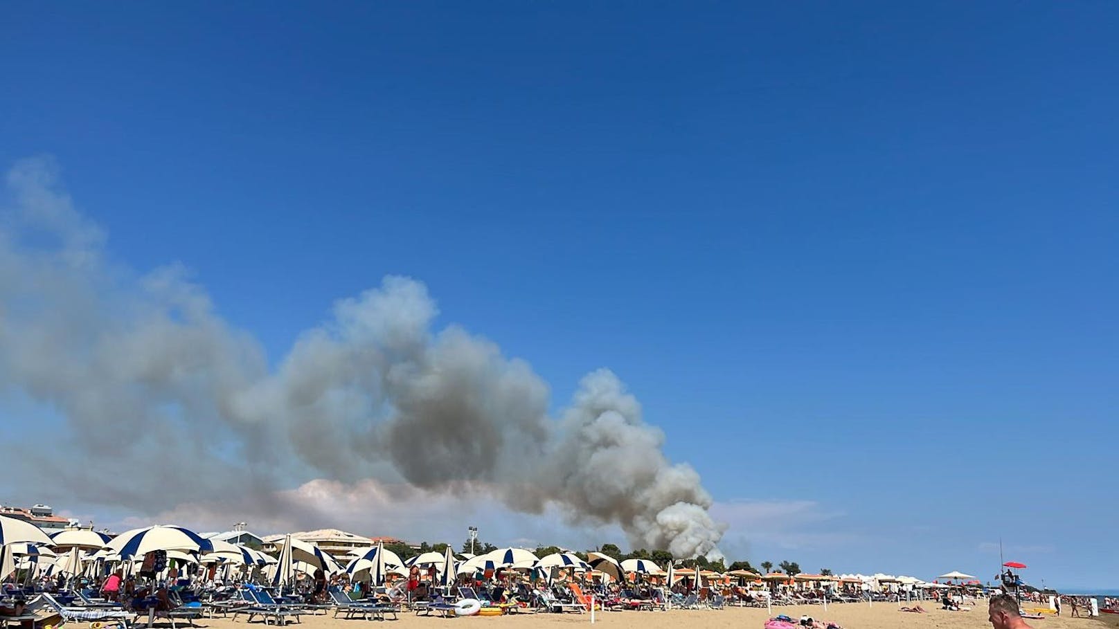 Beim Strand von Bibione brennt es.