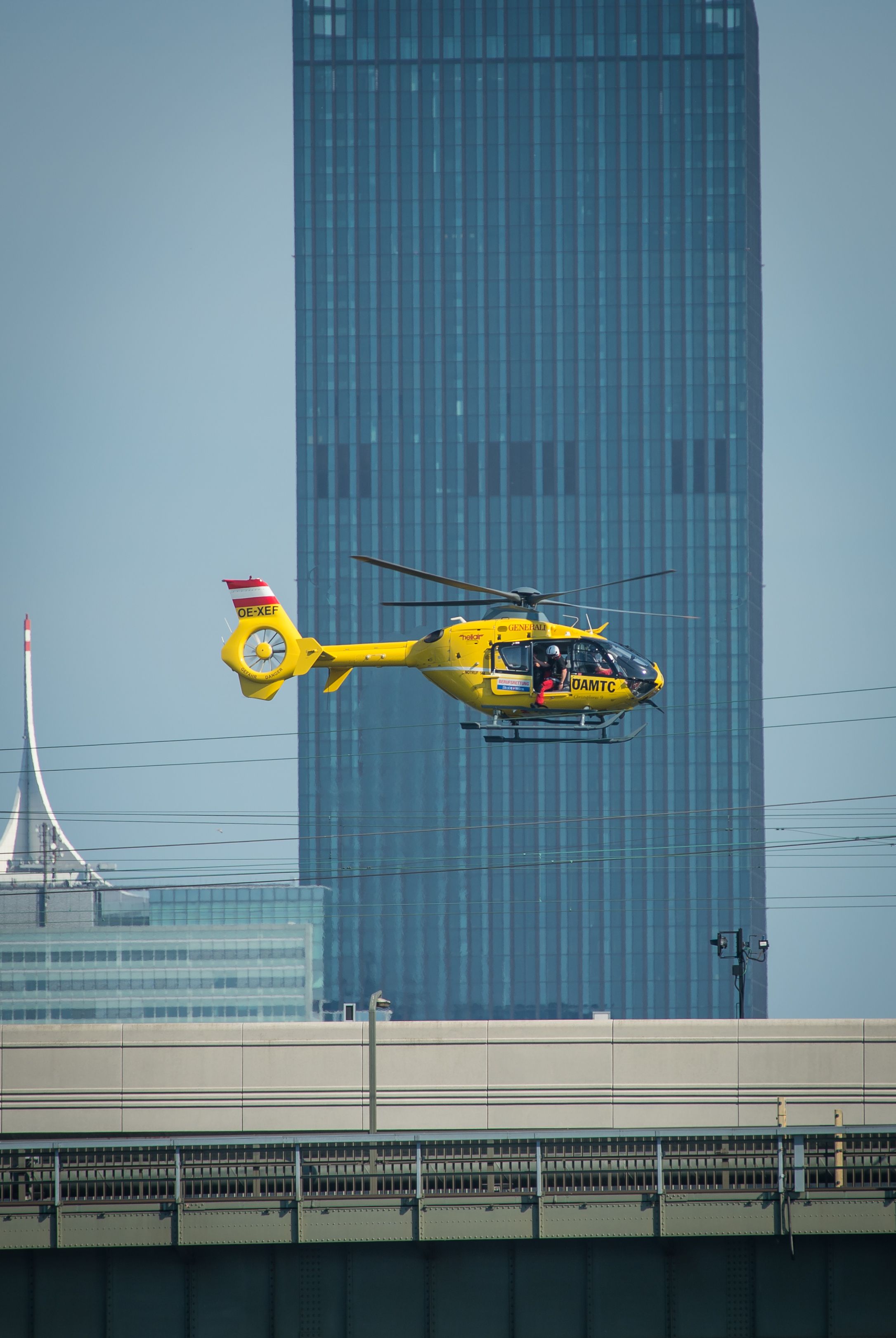 Der ÖAMTC Notarzthubschrauber Christophorus 9 im Einsatz bei der Schnellbahnbrücke in Wien. Archivbild.