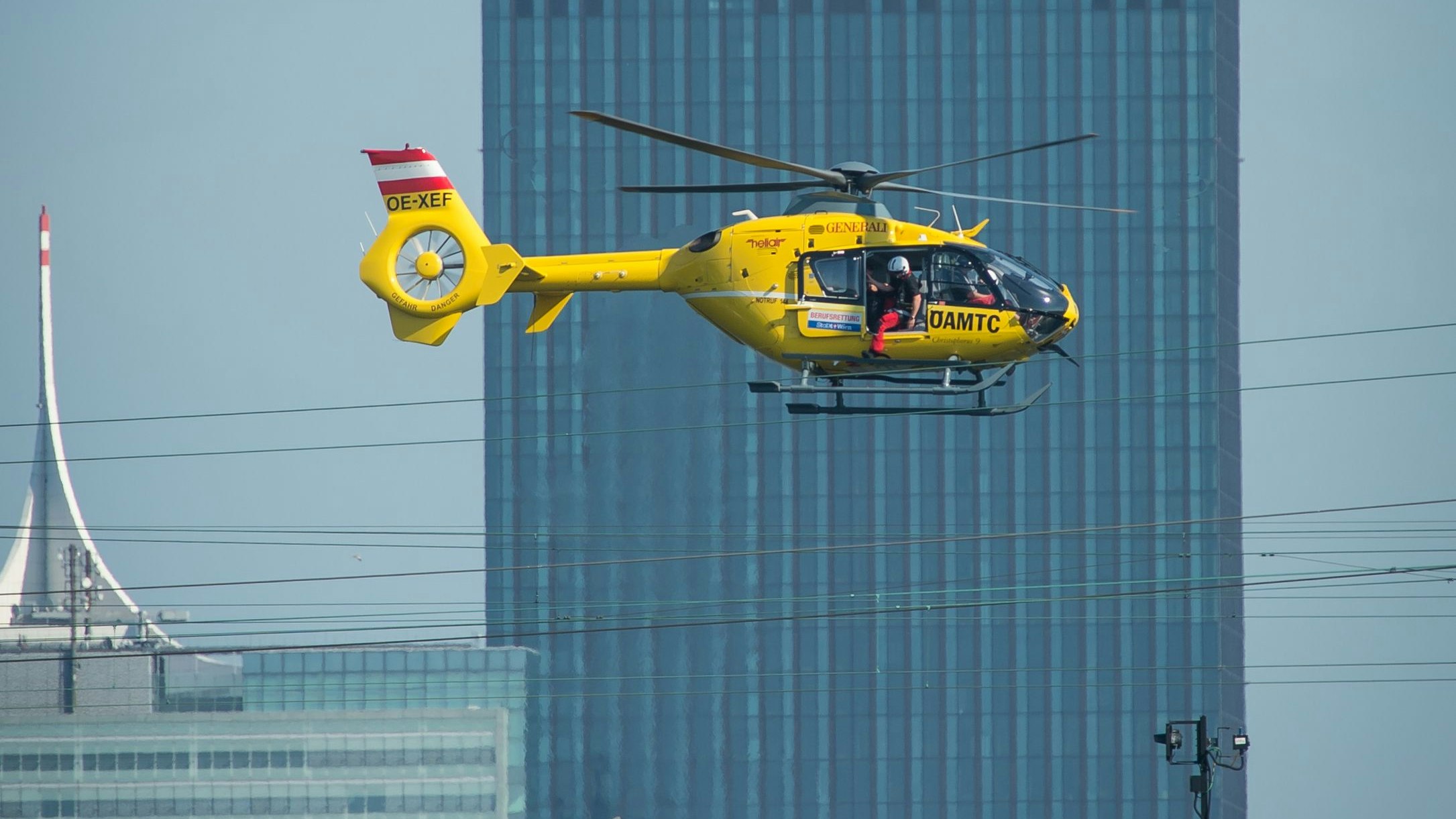 Der ÖAMTC Notarzthubschrauber Christophorus 9 im Einsatz bei der Schnellbahnbrücke in Wien. Archivbild.