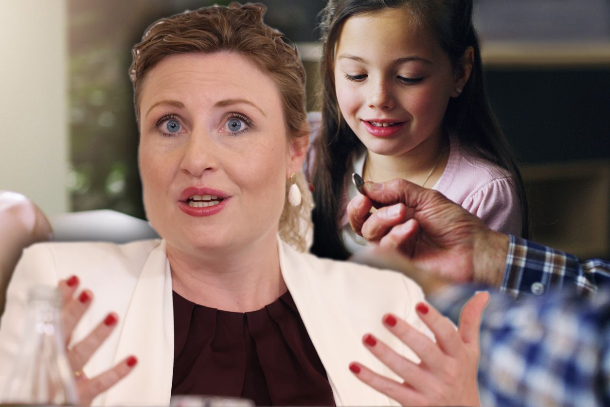 Beim Kinderbetreuungsgeld gibt es Probleme. An Ministerin Raab hagelt es Kritik.