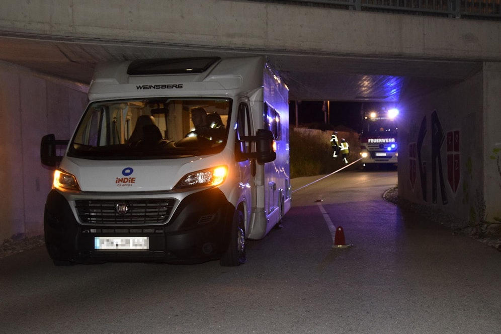 Das Wohnmobil war zu hoch für die Unterführung.