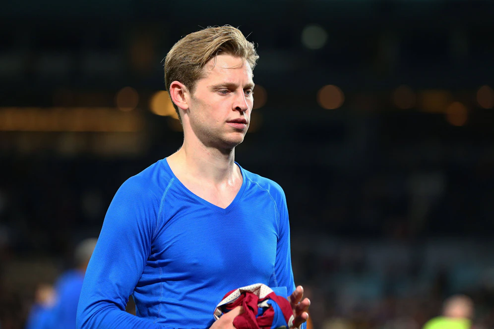 Barcelona droht Frenkie de Jong. 